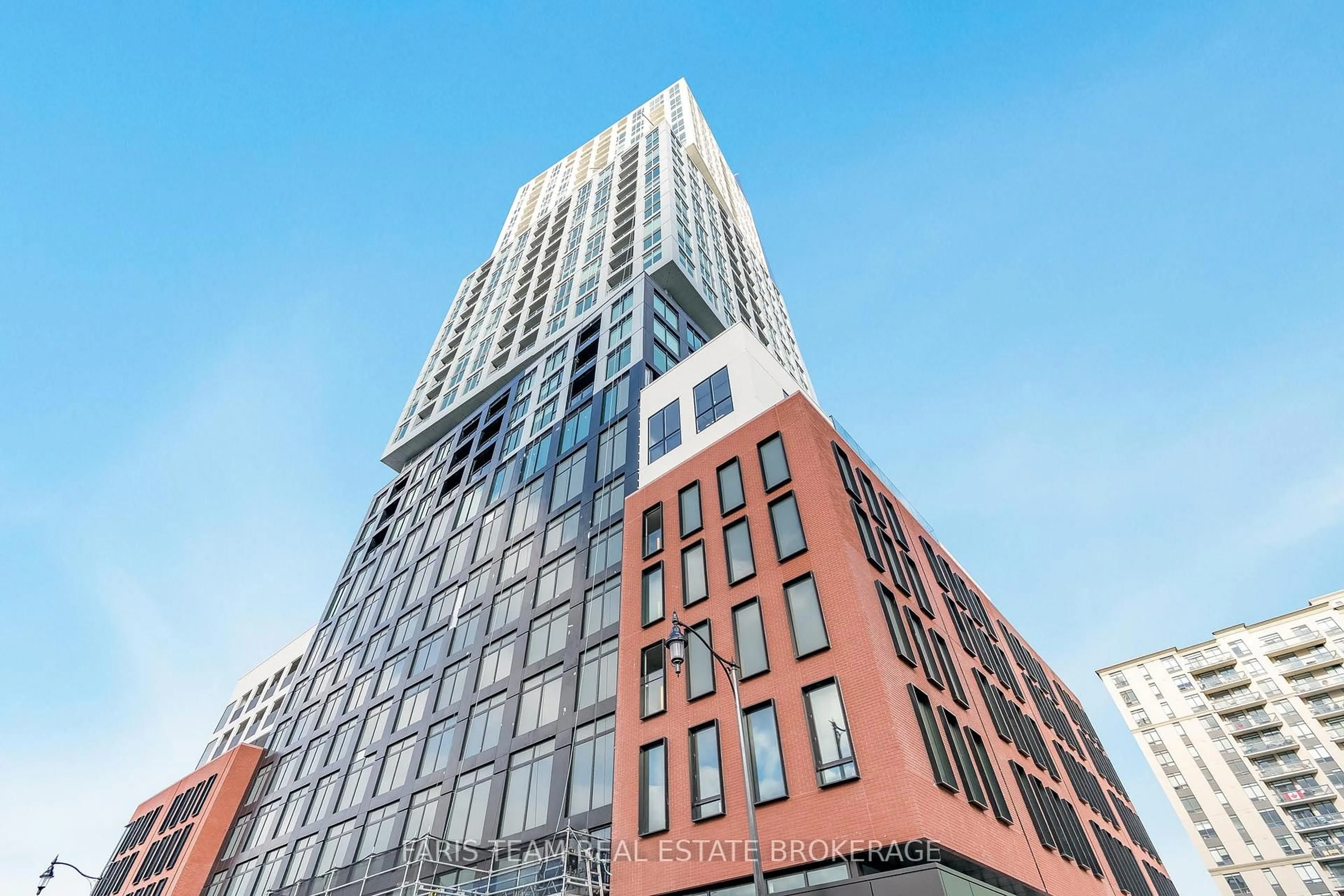 Indoor foyer for 39 Mary St #3301, Barrie Ontario L4N 1S9