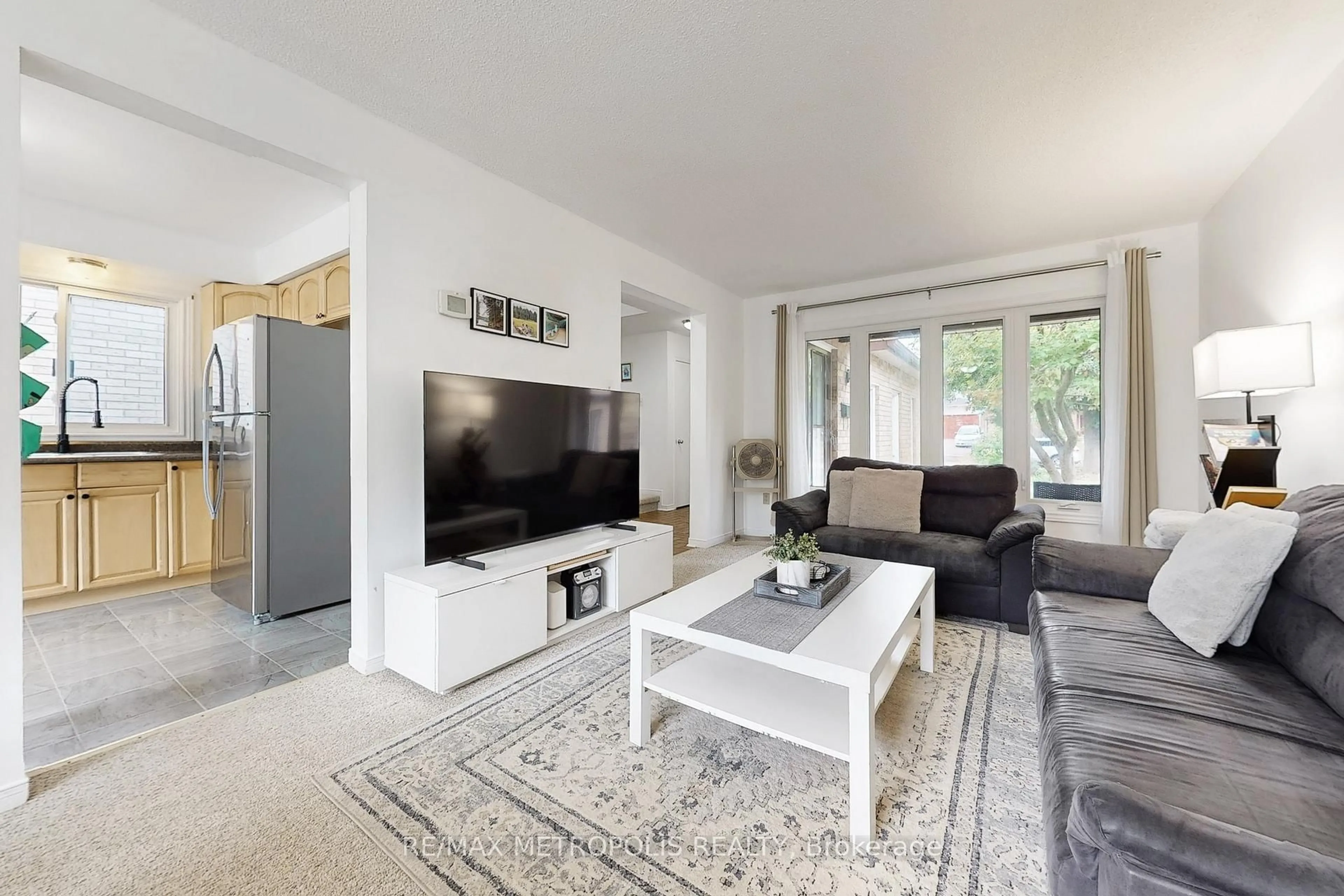 Living room with furniture, unknown for 55 Garden Dr, Barrie Ontario L4N 5T8