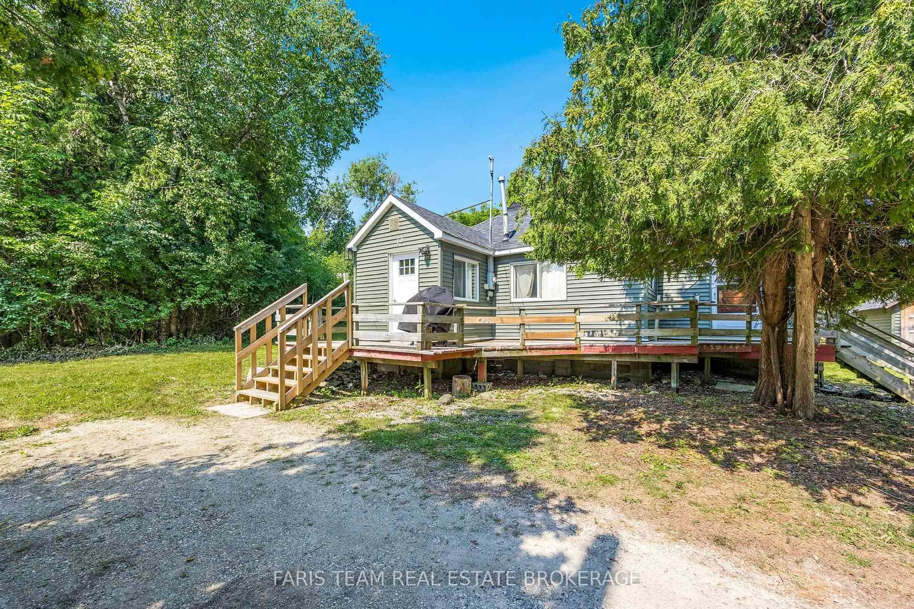 A pic from outside/outdoor area/front of a property/back of a property/a pic from drone, water/lake/river/ocean view for 13 Arthur St, Collingwood Ontario L9Y 3Z1