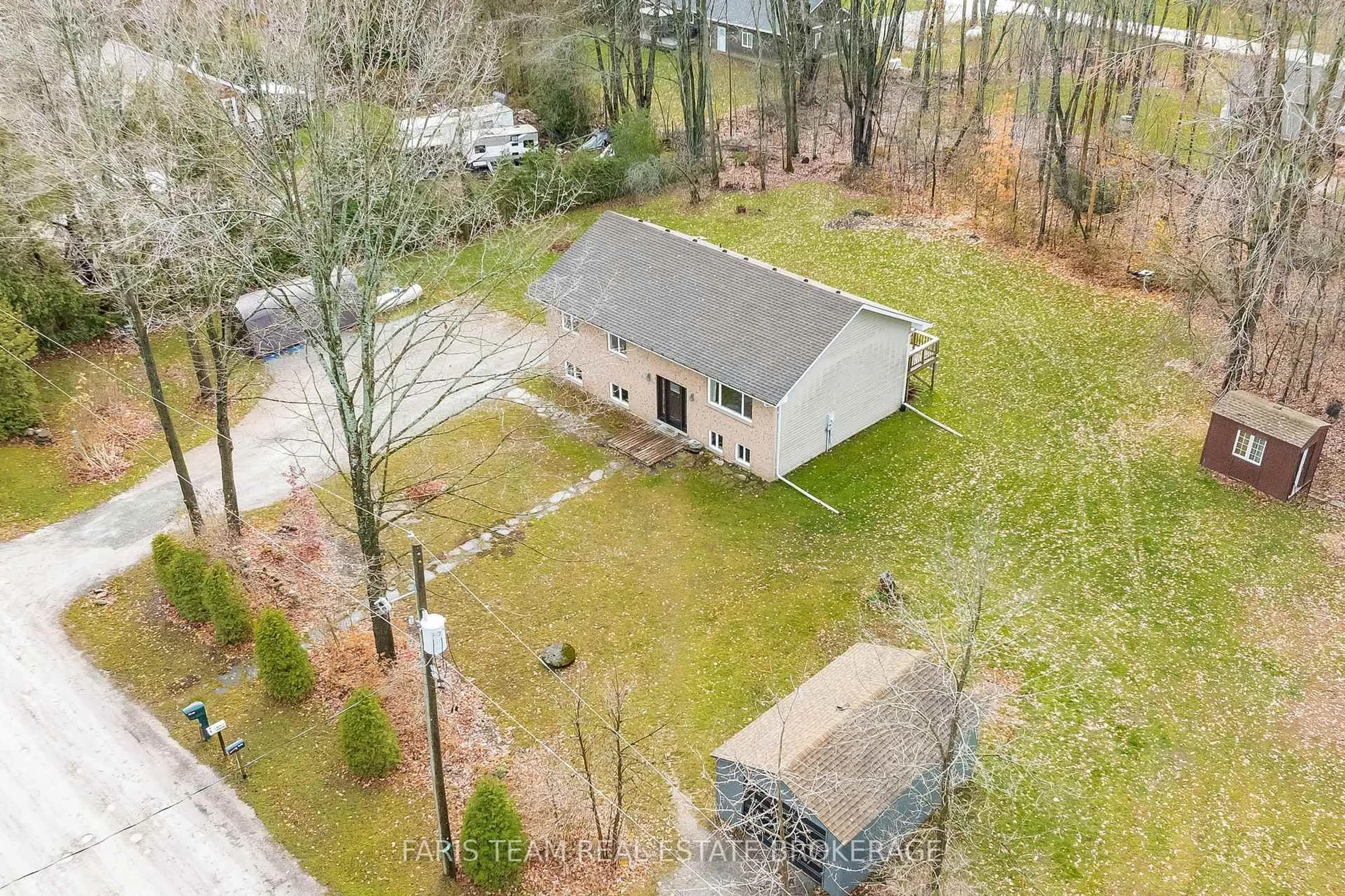 A pic from outside/outdoor area/front of a property/back of a property/a pic from drone, unknown for 3576 Peter St, Ramara Ontario L0K 1B0