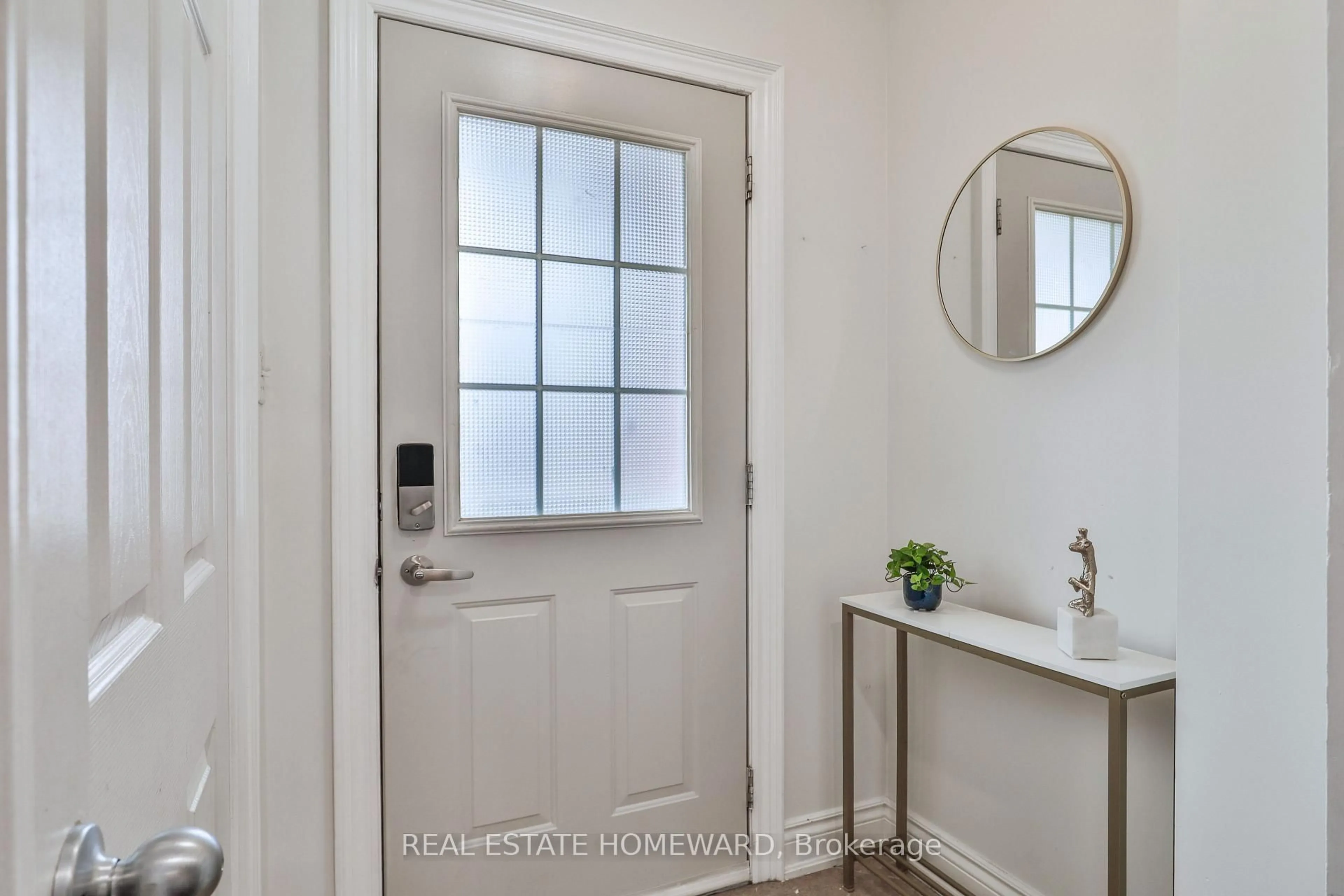 Indoor entryway for 20 MASTERS Dr, Barrie Ontario L4M 6W4