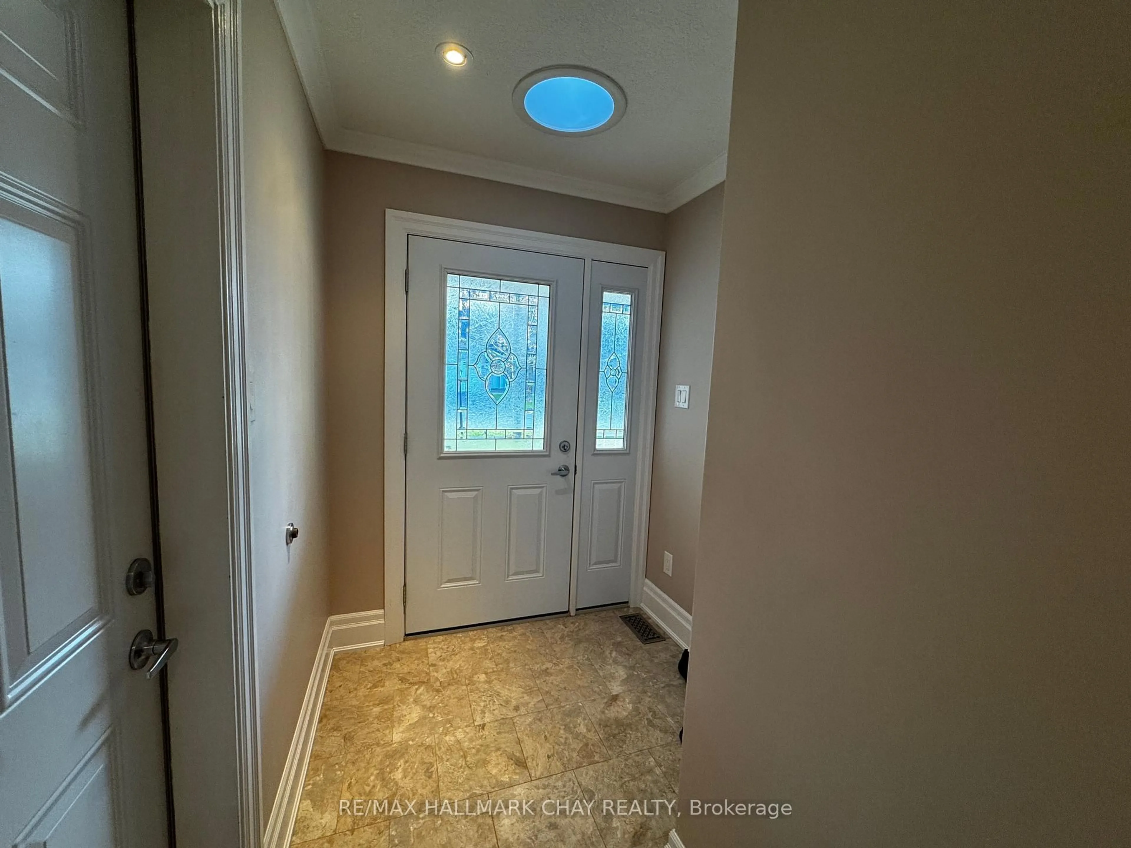 Indoor entryway for 31 Garden Grove Cres, Wasaga Beach Ontario L9Z 0E6