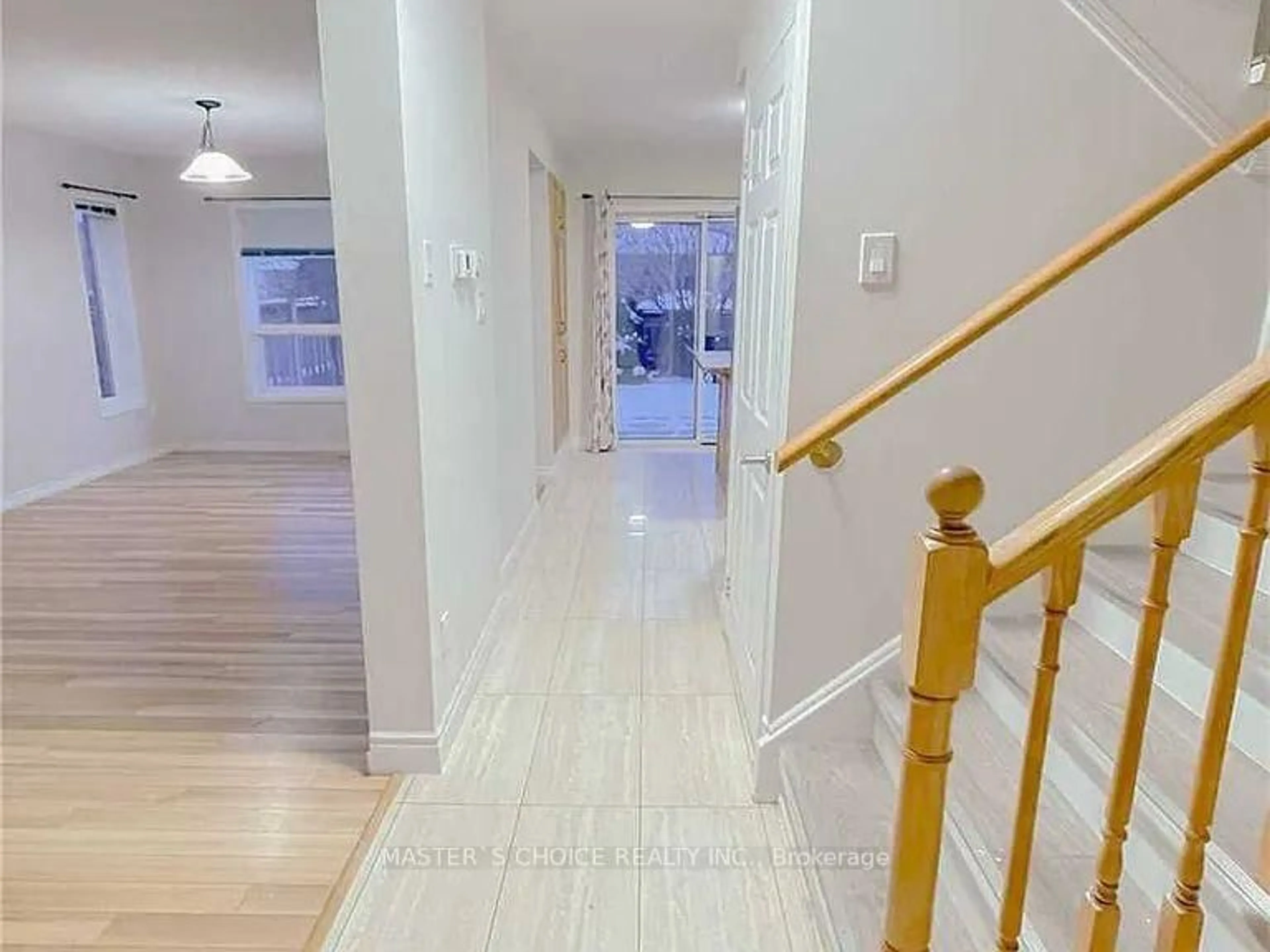 Indoor foyer for 29 Drake Dr, Barrie Ontario L4N 8W3