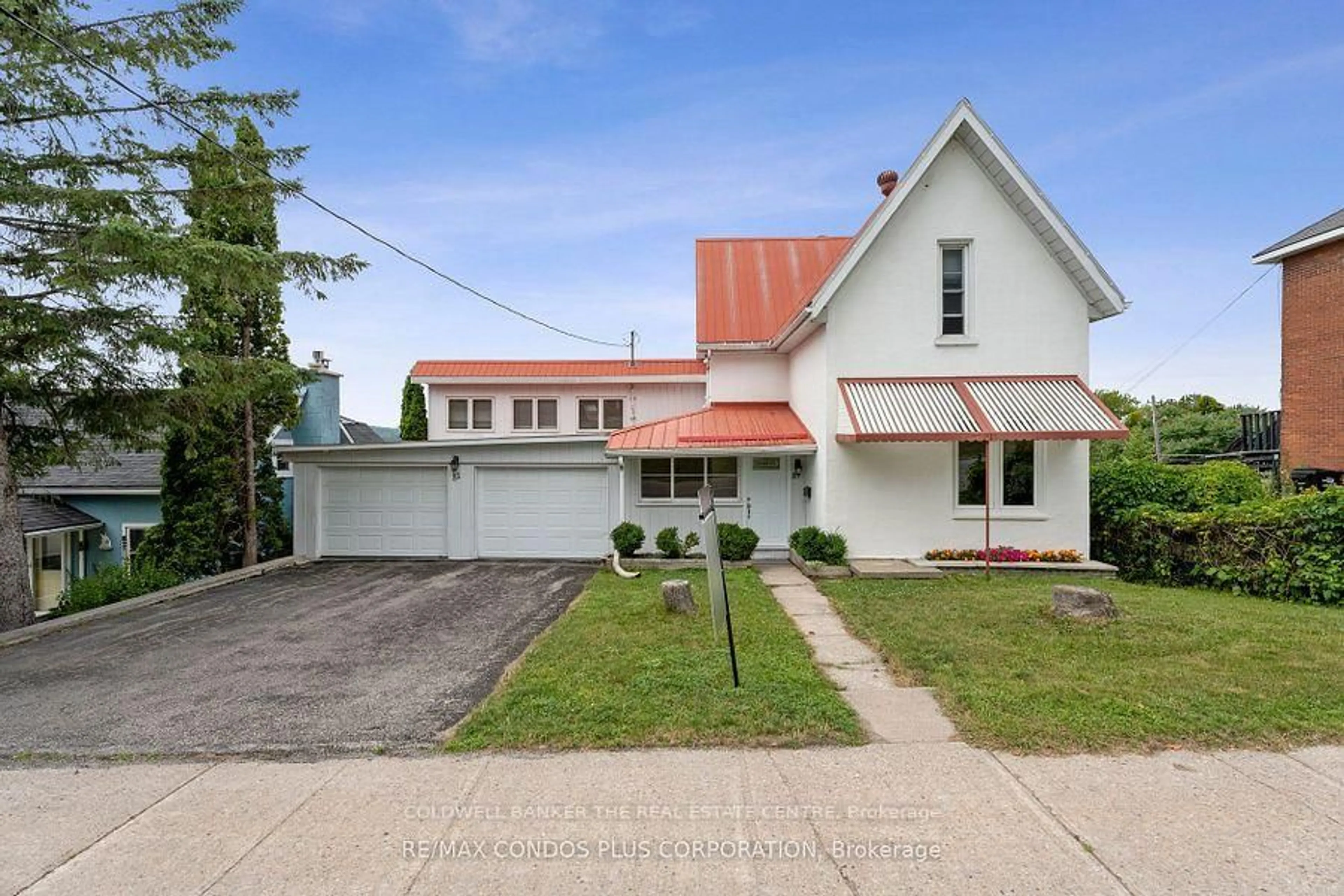 A pic from outside/outdoor area/front of a property/back of a property/a pic from drone, street for 51 Robert St, Penetanguishene Ontario L9M 1N1