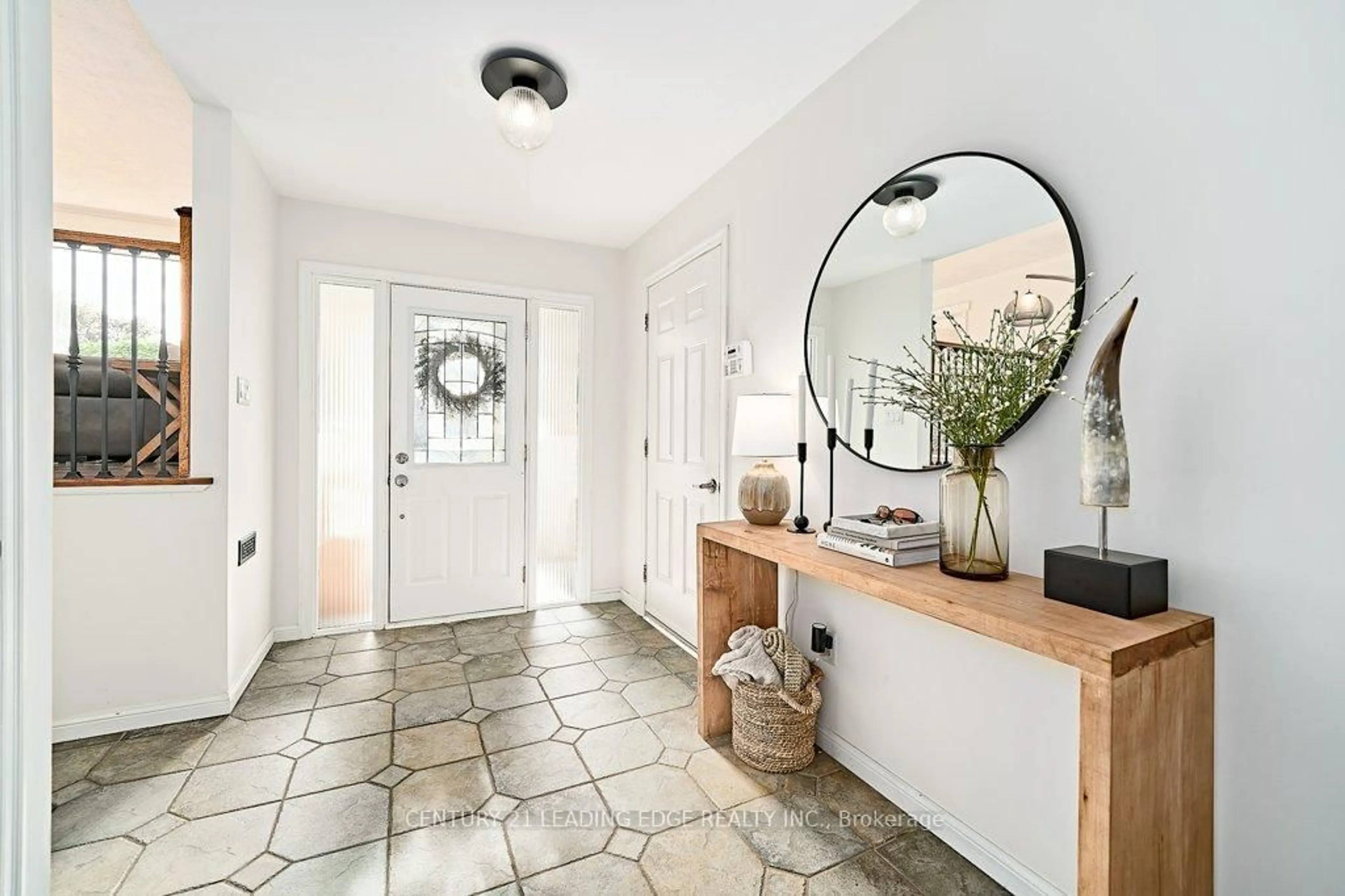 Indoor entryway for 25 Eileen Dr, Barrie Ontario L4N 4M5