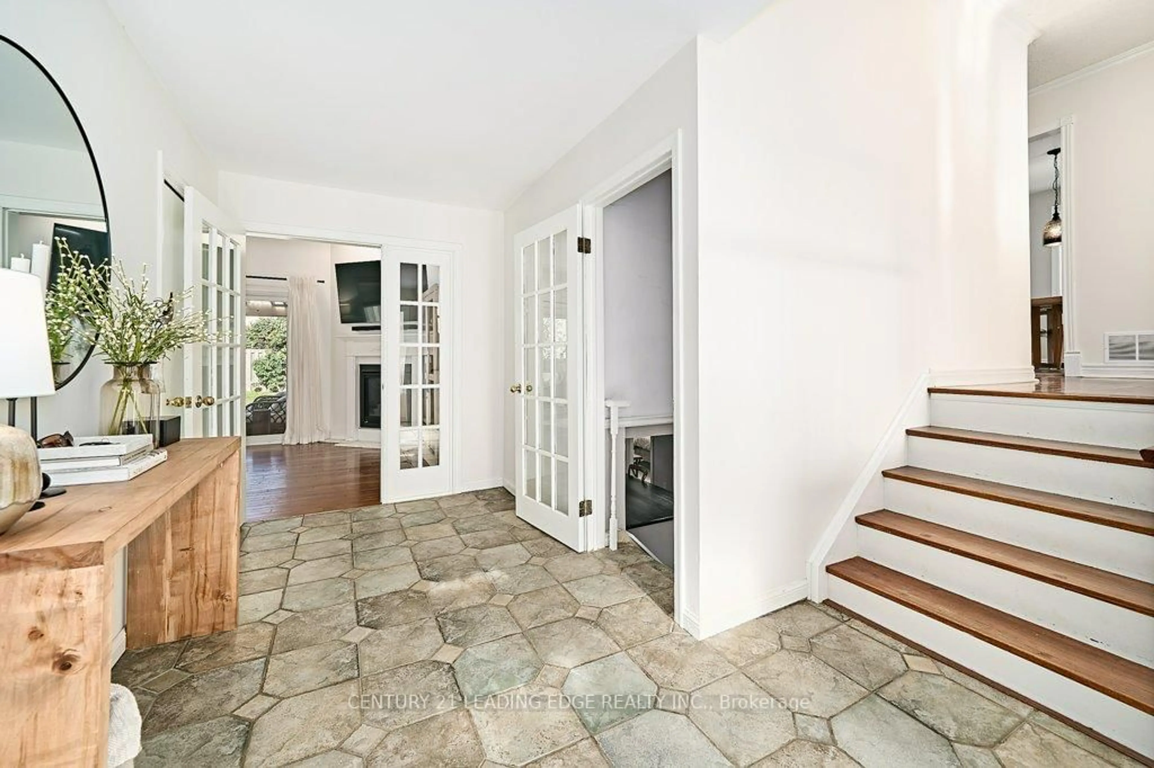 Indoor foyer for 25 Eileen Dr, Barrie Ontario L4N 4M5