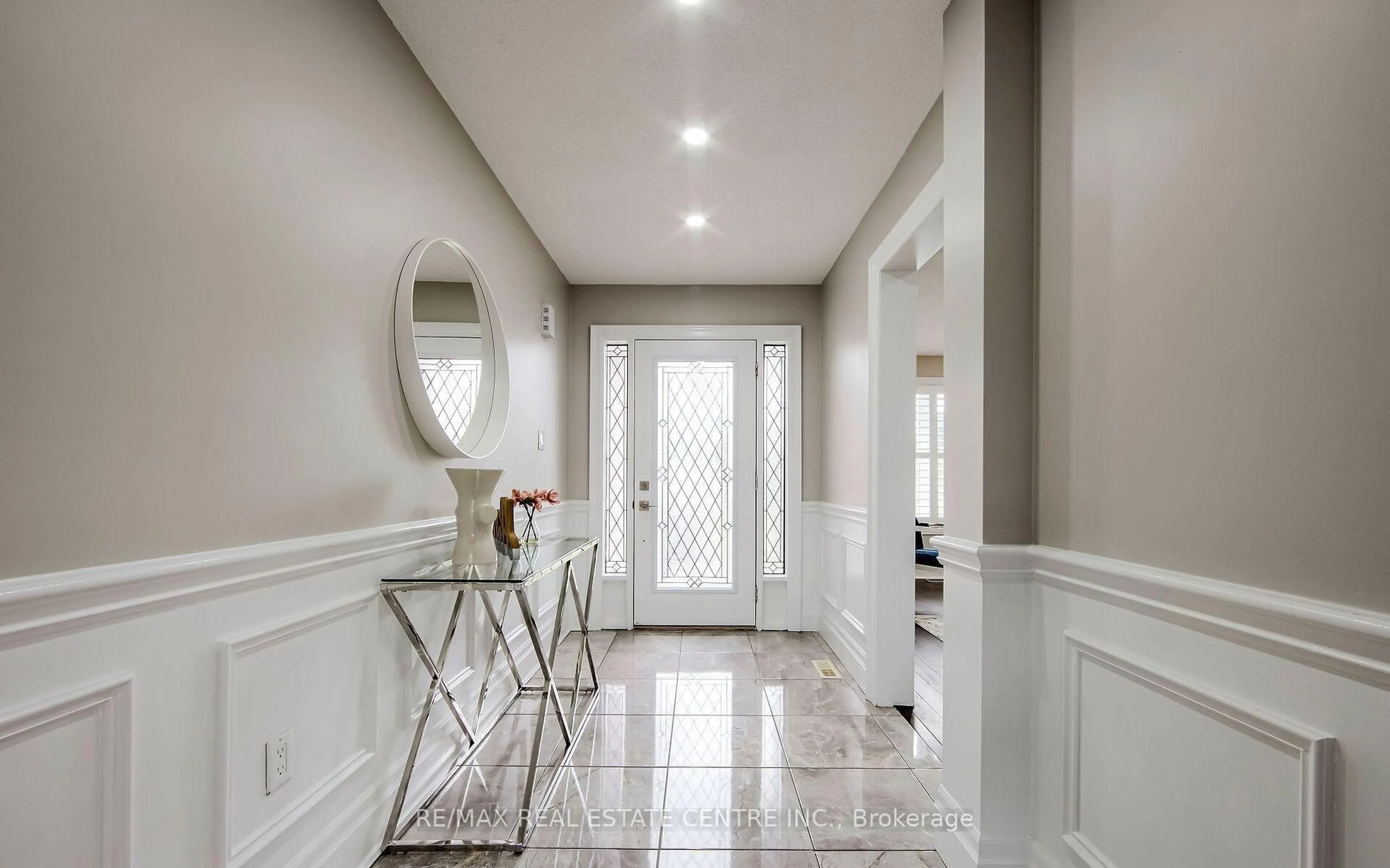 Indoor entryway for 11 Priscilla's Pl, Barrie Ontario L4N 5X4