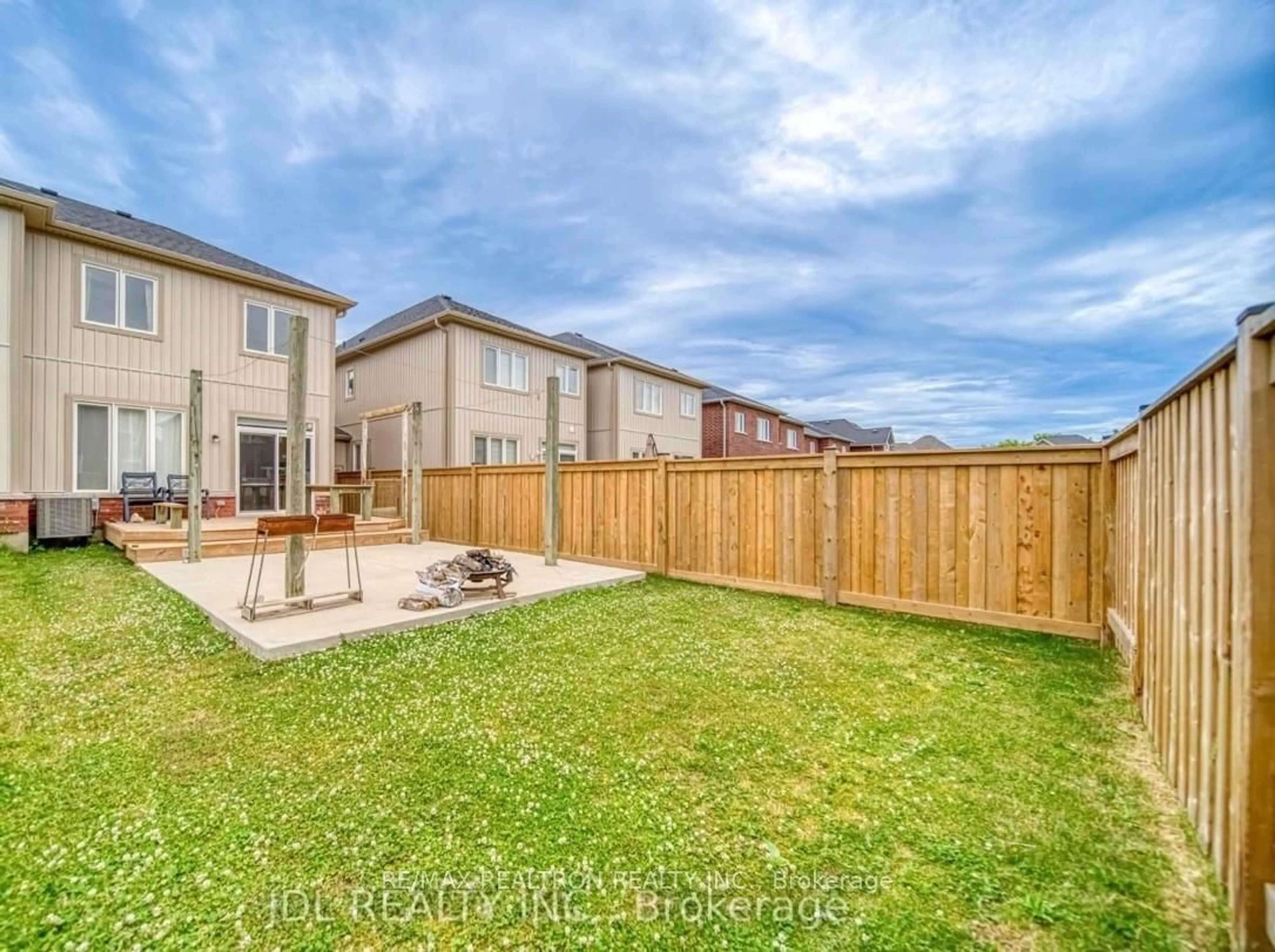 A pic from outside/outdoor area/front of a property/back of a property/a pic from drone, unknown for 48 Portland St, Collingwood Ontario L9Y 0W9