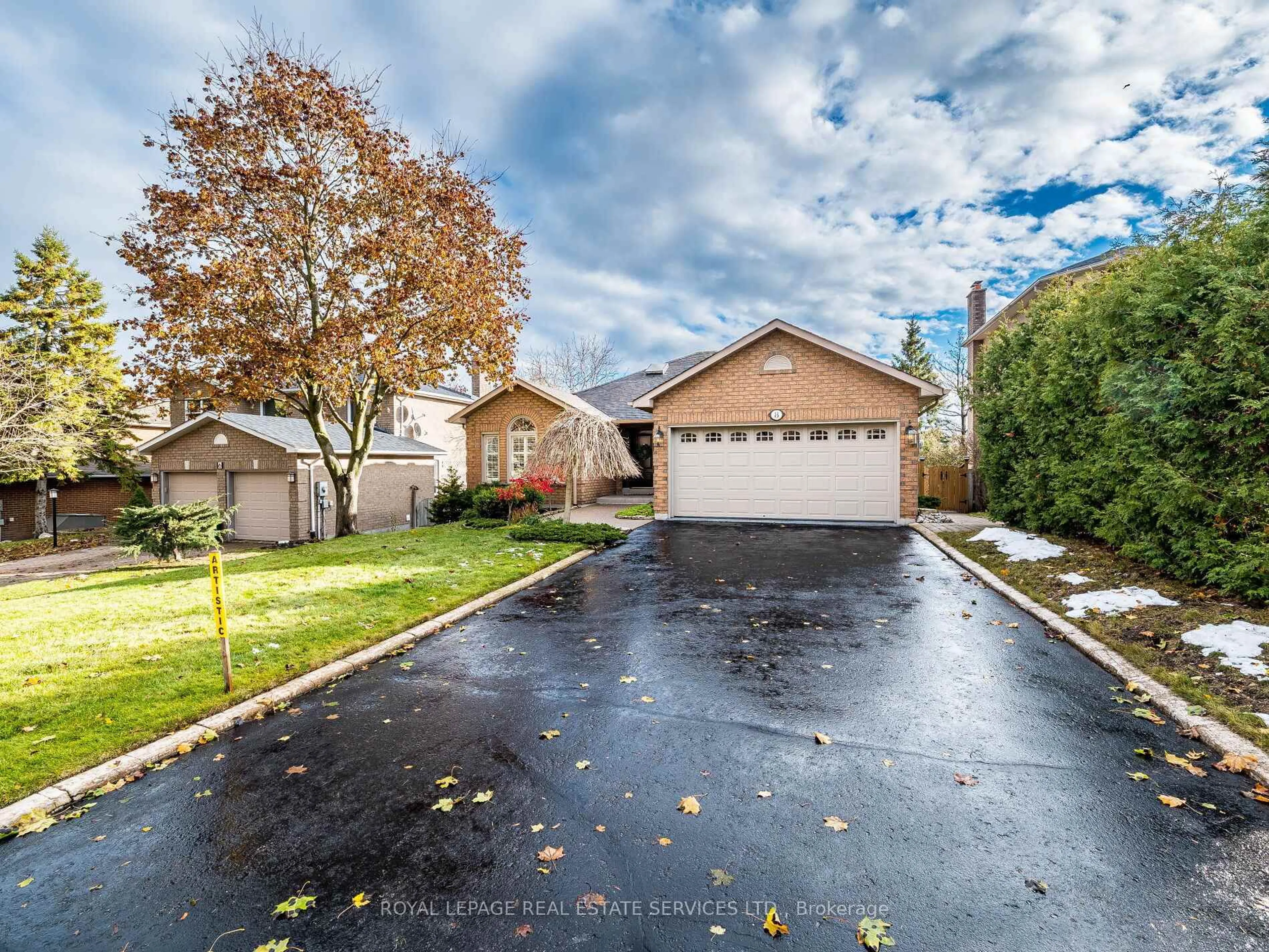 A pic from outside/outdoor area/front of a property/back of a property/a pic from drone, street for 8 Macallister Crt, Barrie Ontario L4N 7M6