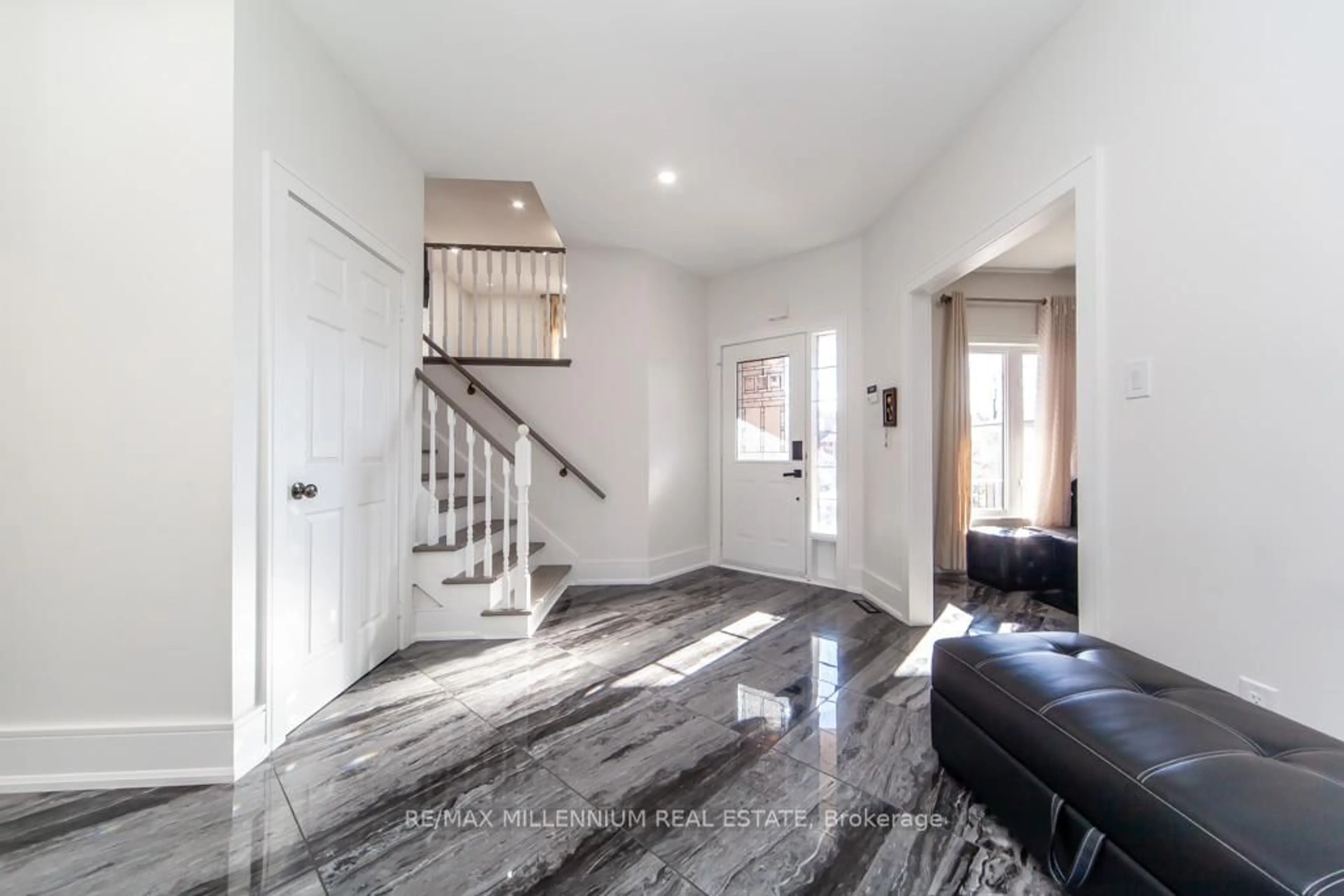 Indoor entryway for 24 Jessica Dr, Barrie Ontario L4N 5S5