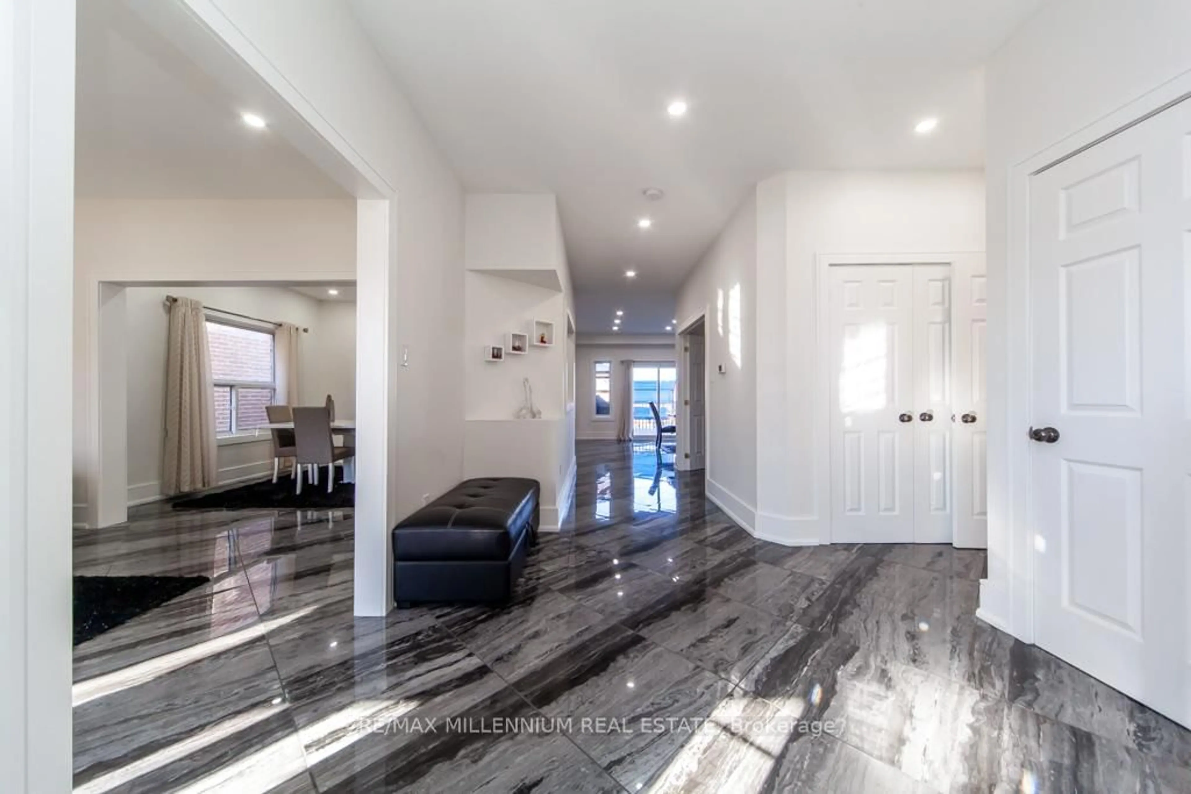 Indoor foyer for 24 Jessica Dr, Barrie Ontario L4N 5S5