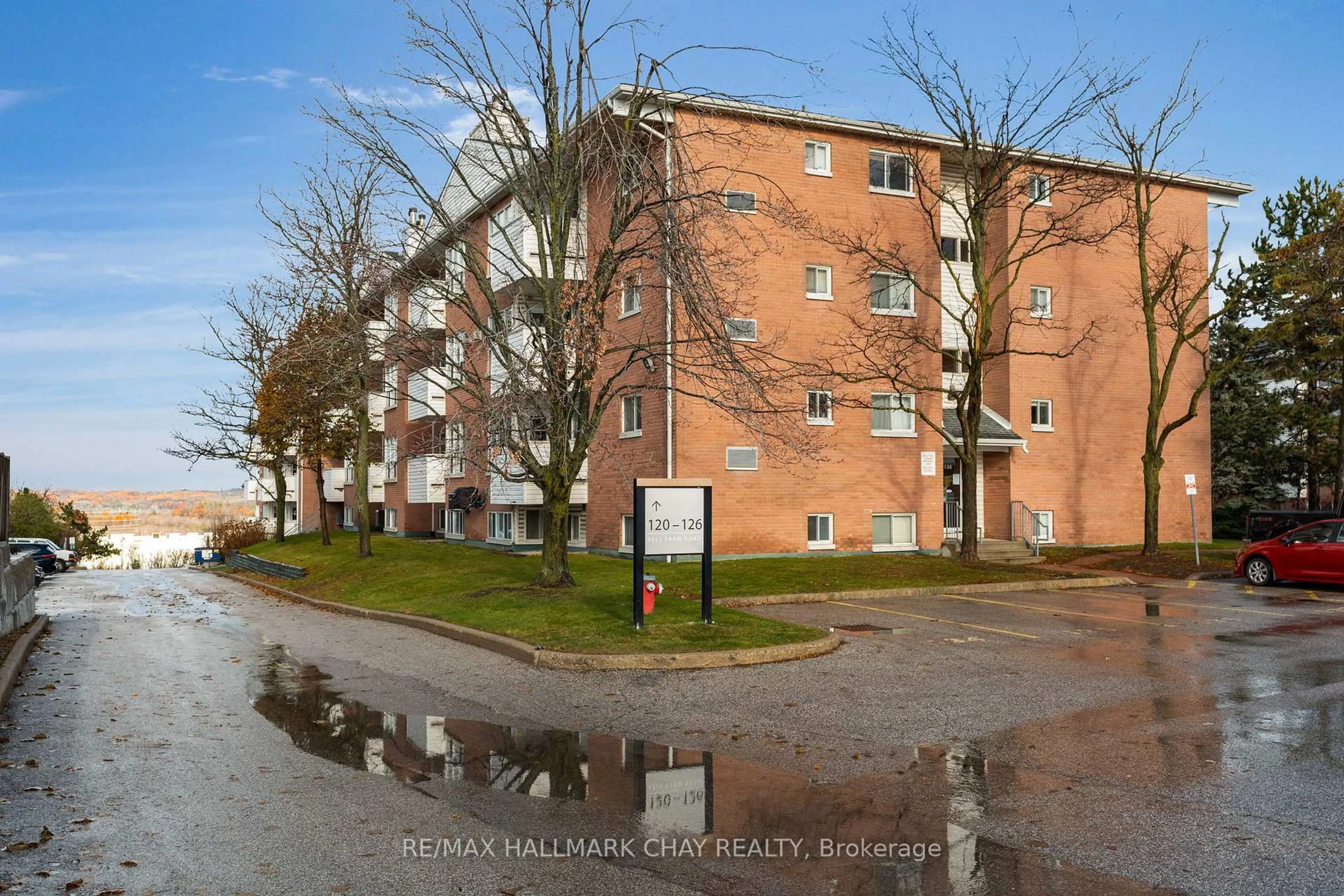 A pic from outside/outdoor area/front of a property/back of a property/a pic from drone, street for 120 Bell Farm Rd #108, Barrie Ontario L4M 6J2