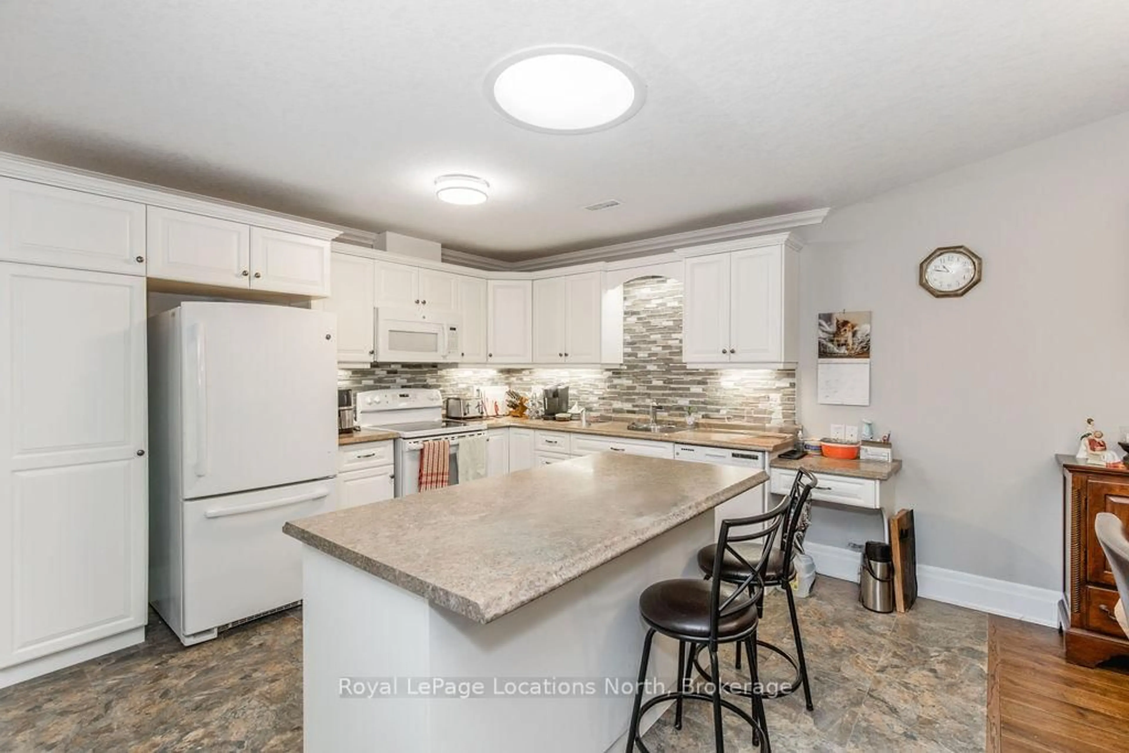 Open concept kitchen, ceramic/tile floor for 47 Clover Cres, Wasaga Beach Ontario L9Z 0G4