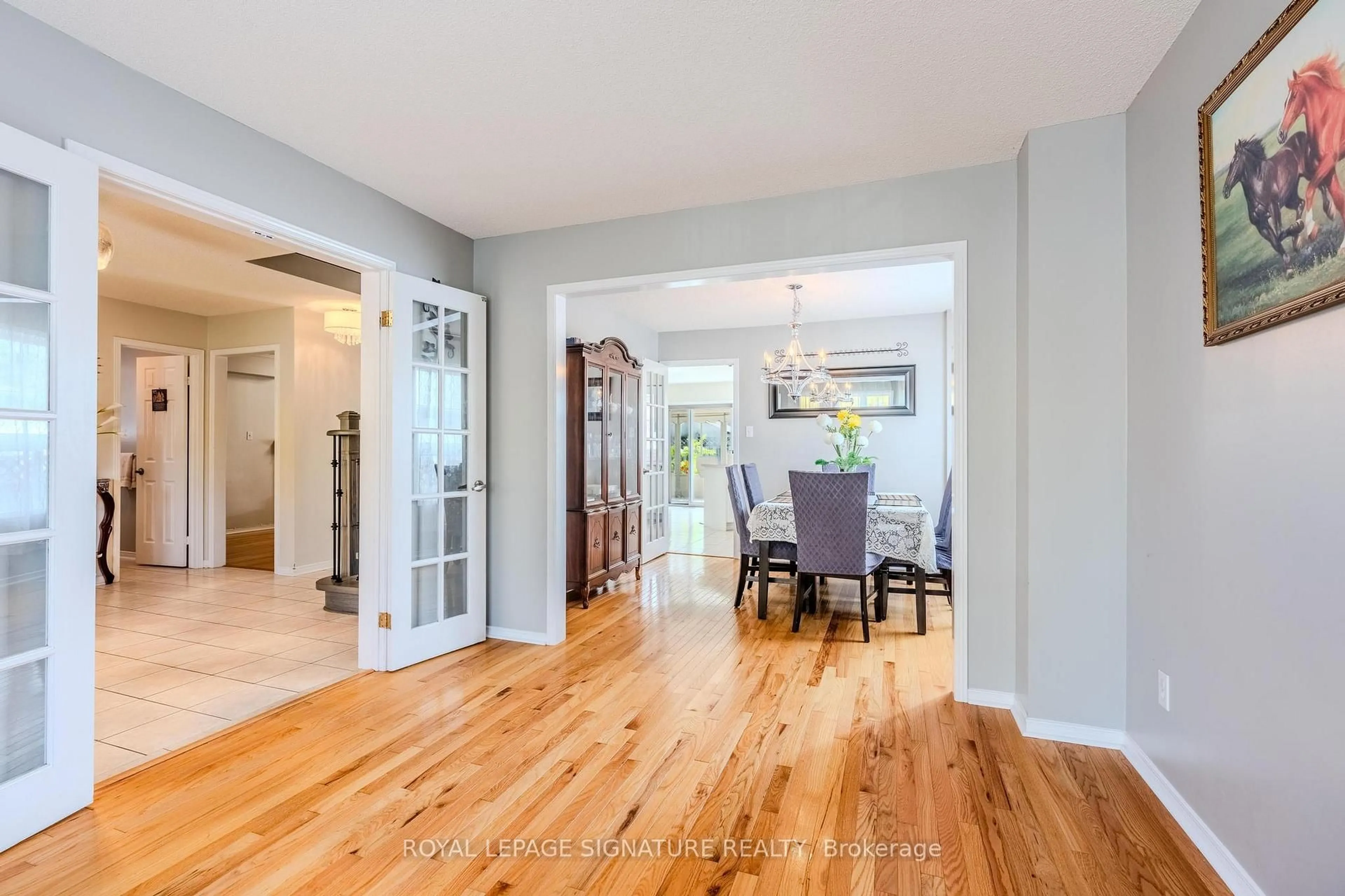 Indoor entryway for 341 Livingstone St, Barrie Ontario L4N 7C5