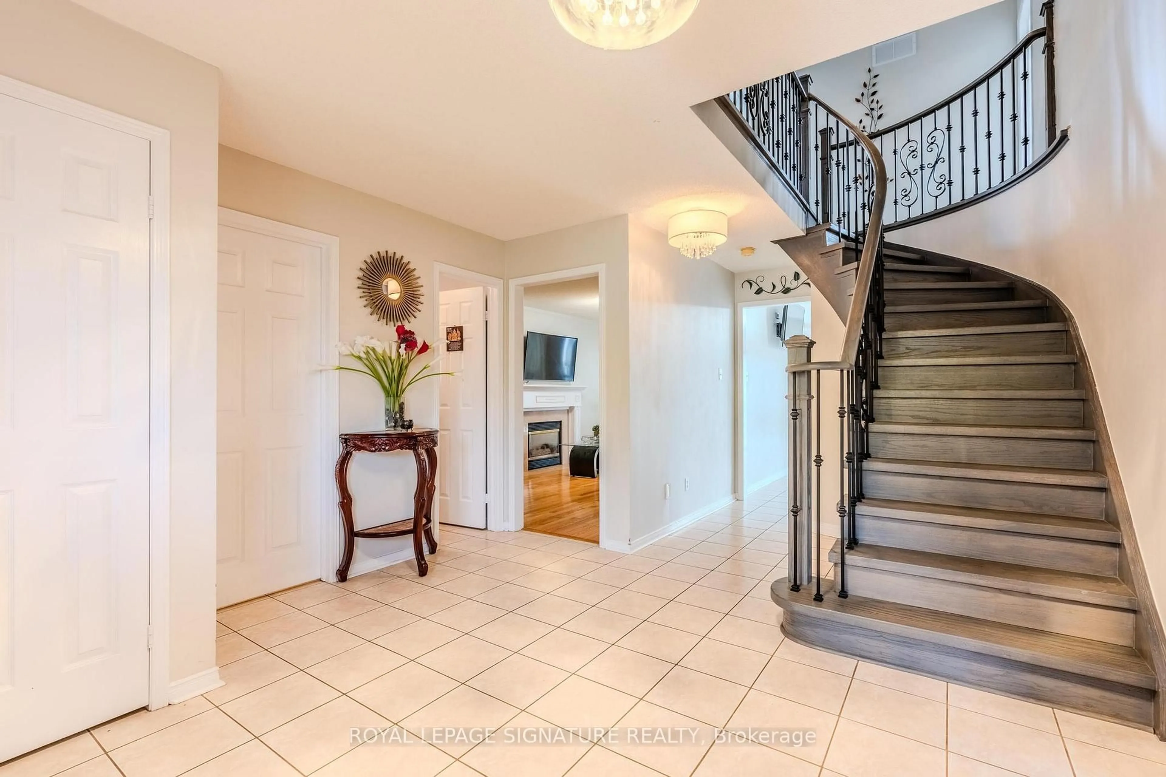 Indoor entryway for 341 Livingstone St, Barrie Ontario L4N 7C5