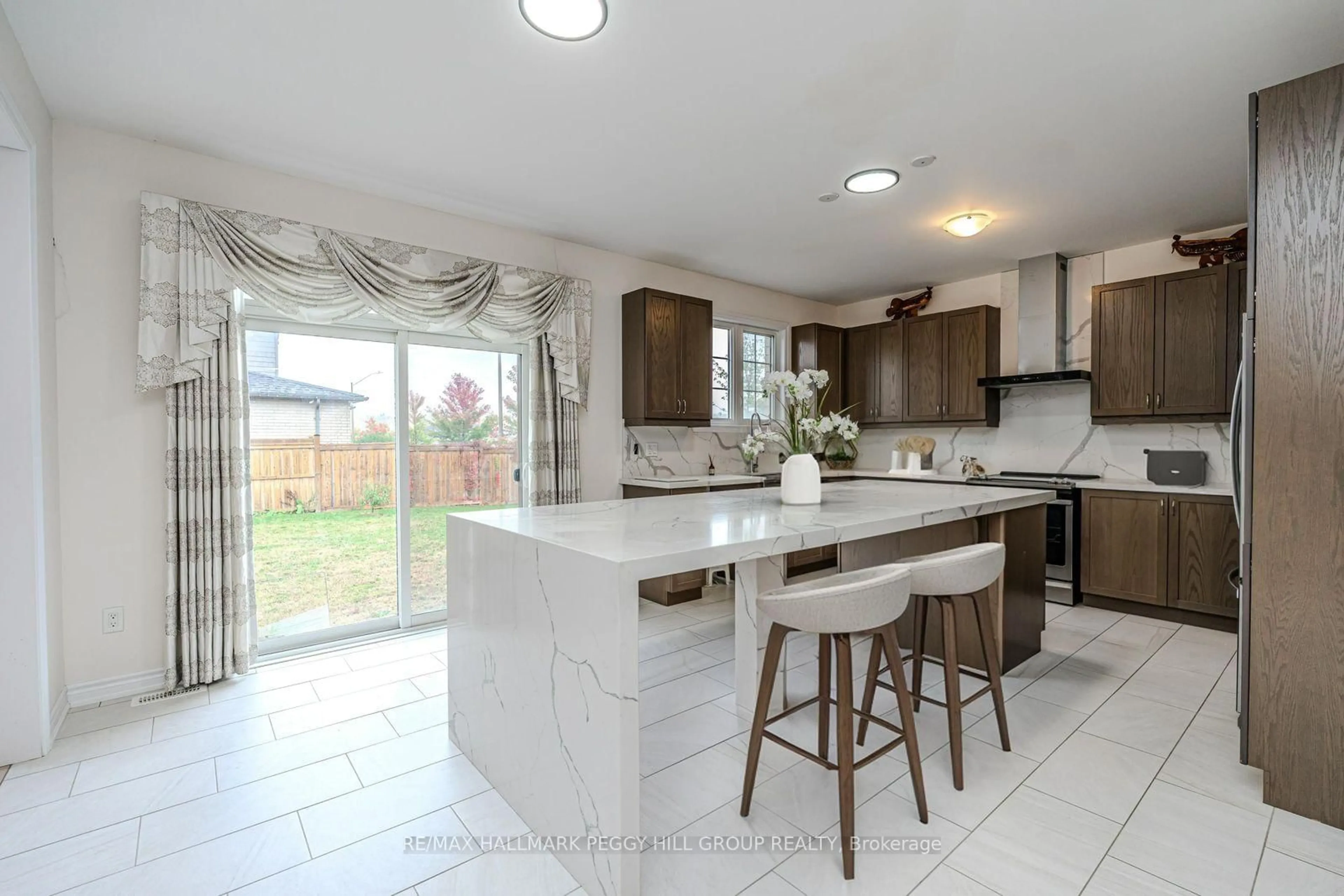 Open concept kitchen, ceramic/tile floor for 3027 Monarch Dr, Orillia Ontario L3V 8K3