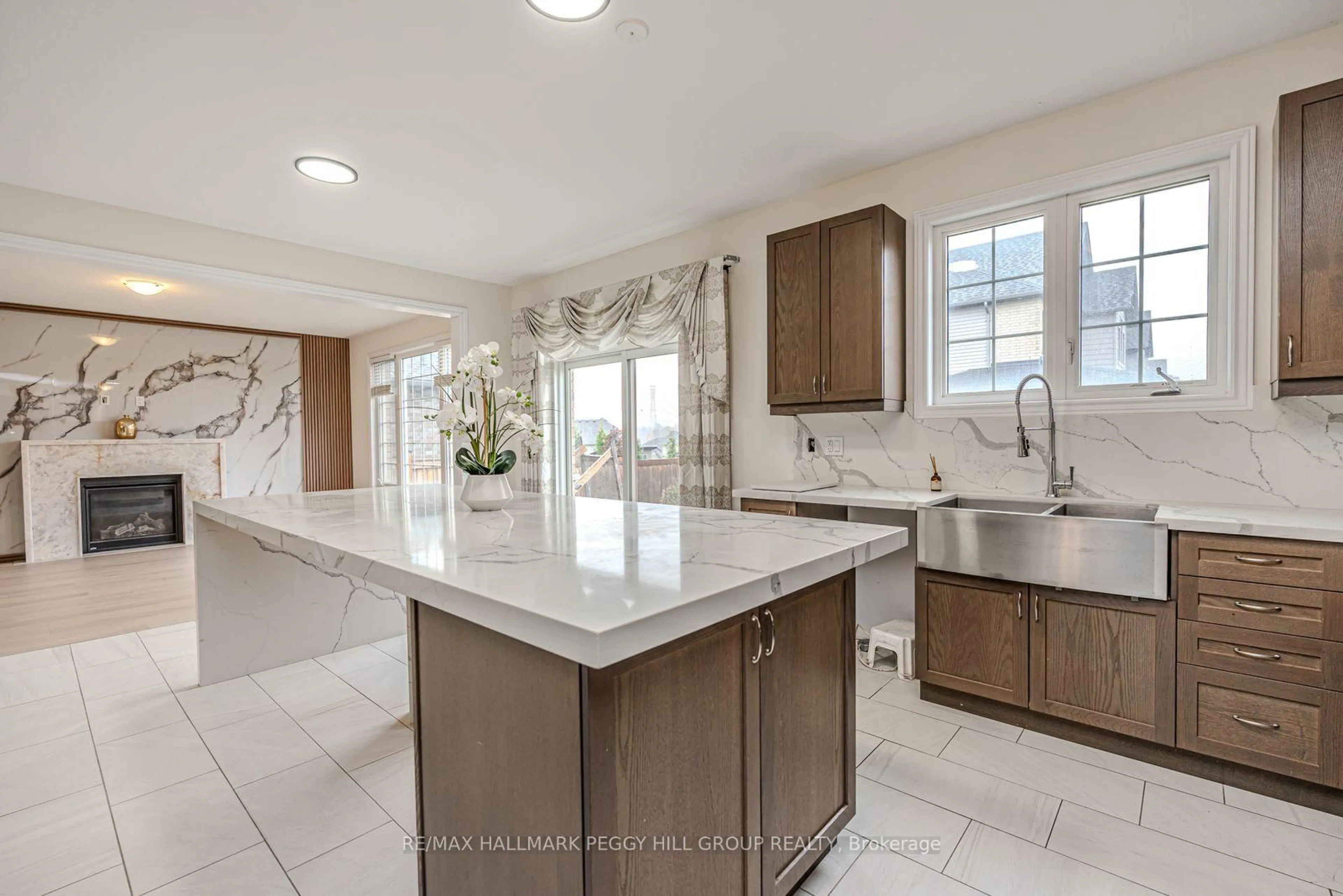 Open concept kitchen, ceramic/tile floor for 3027 Monarch Dr, Orillia Ontario L3V 8K3