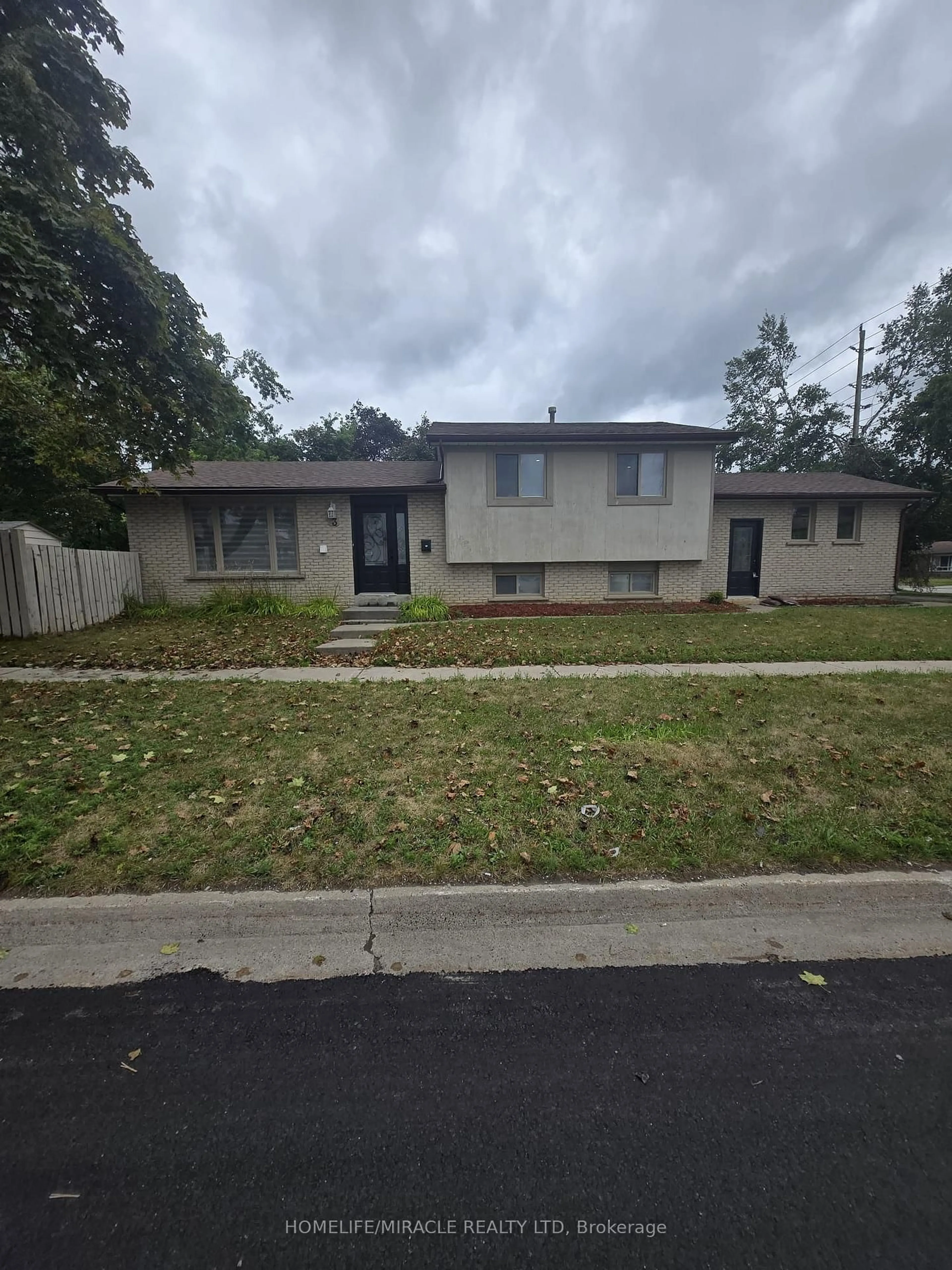 Home with vinyl exterior material, street for 3 Sylvia St, Barrie Ontario L4M 5J3