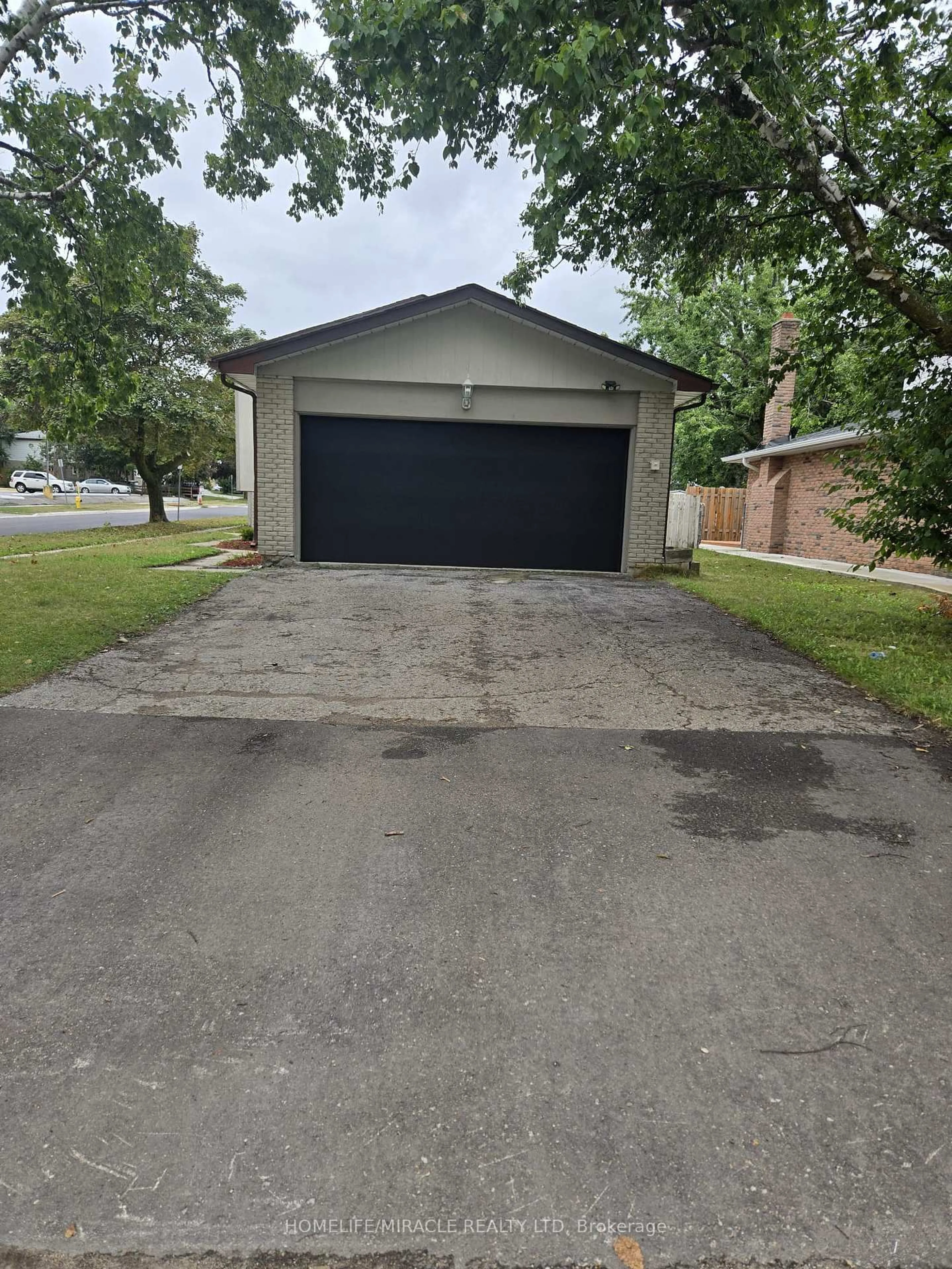Indoor garage for 3 Sylvia St, Barrie Ontario L4M 5J3