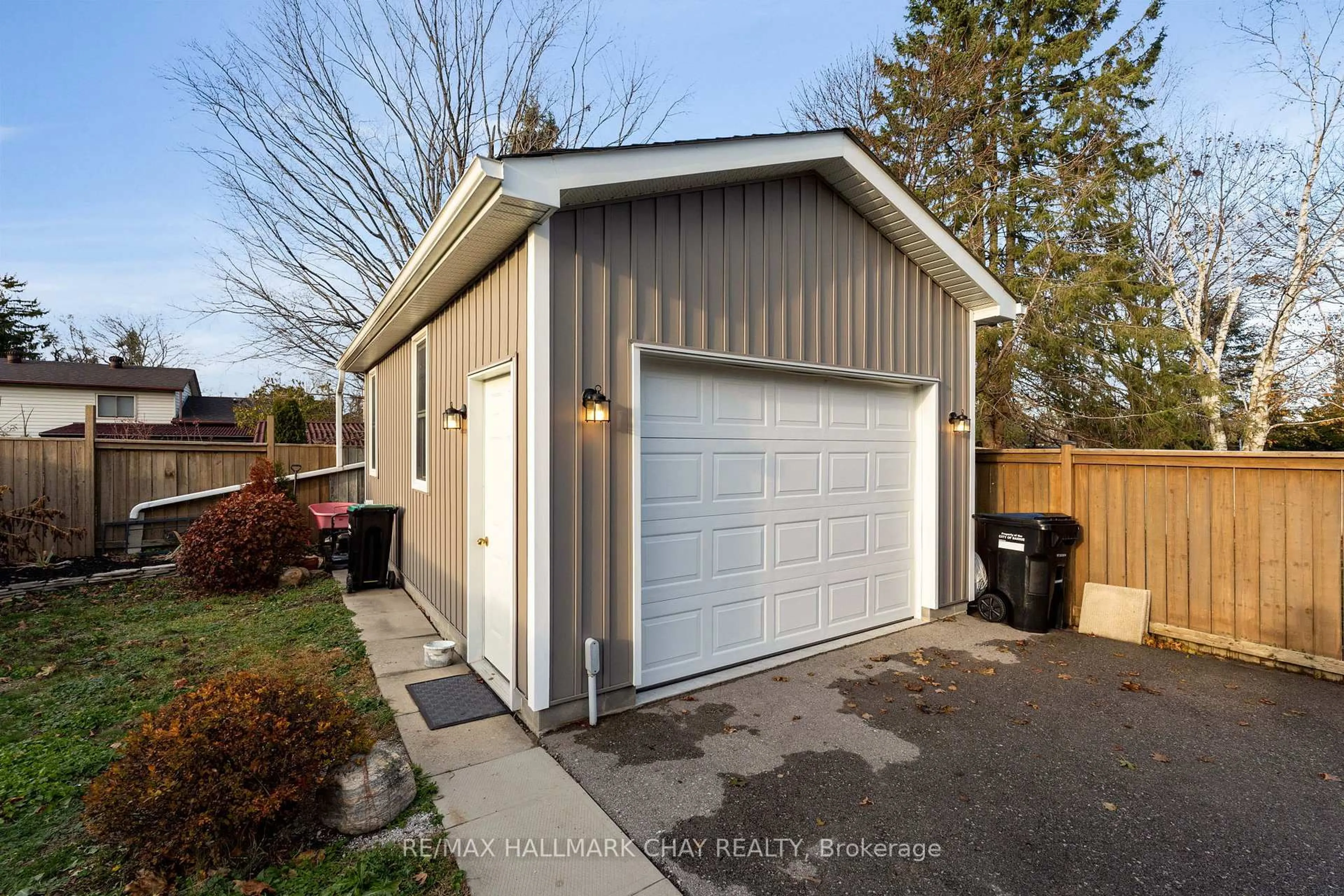 Indoor garage for 32 Janice Dr, Barrie Ontario L4N 5N4