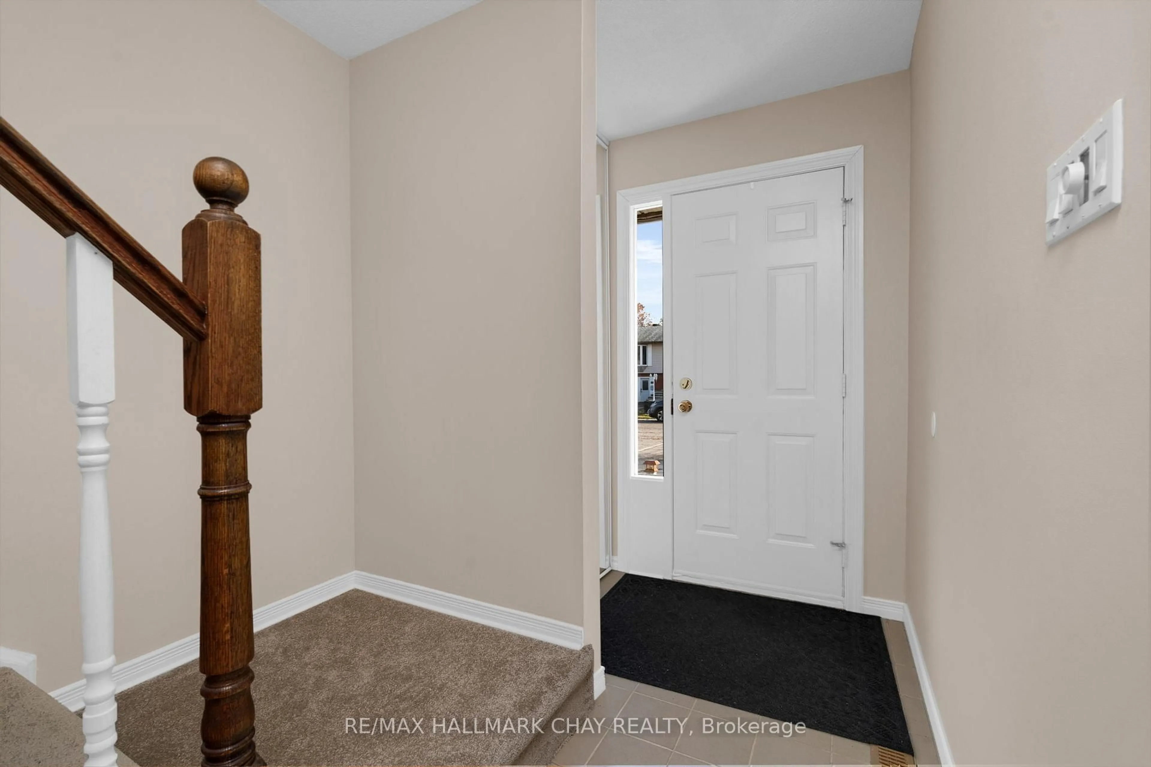 Indoor entryway for 32 Janice Dr, Barrie Ontario L4N 5N4