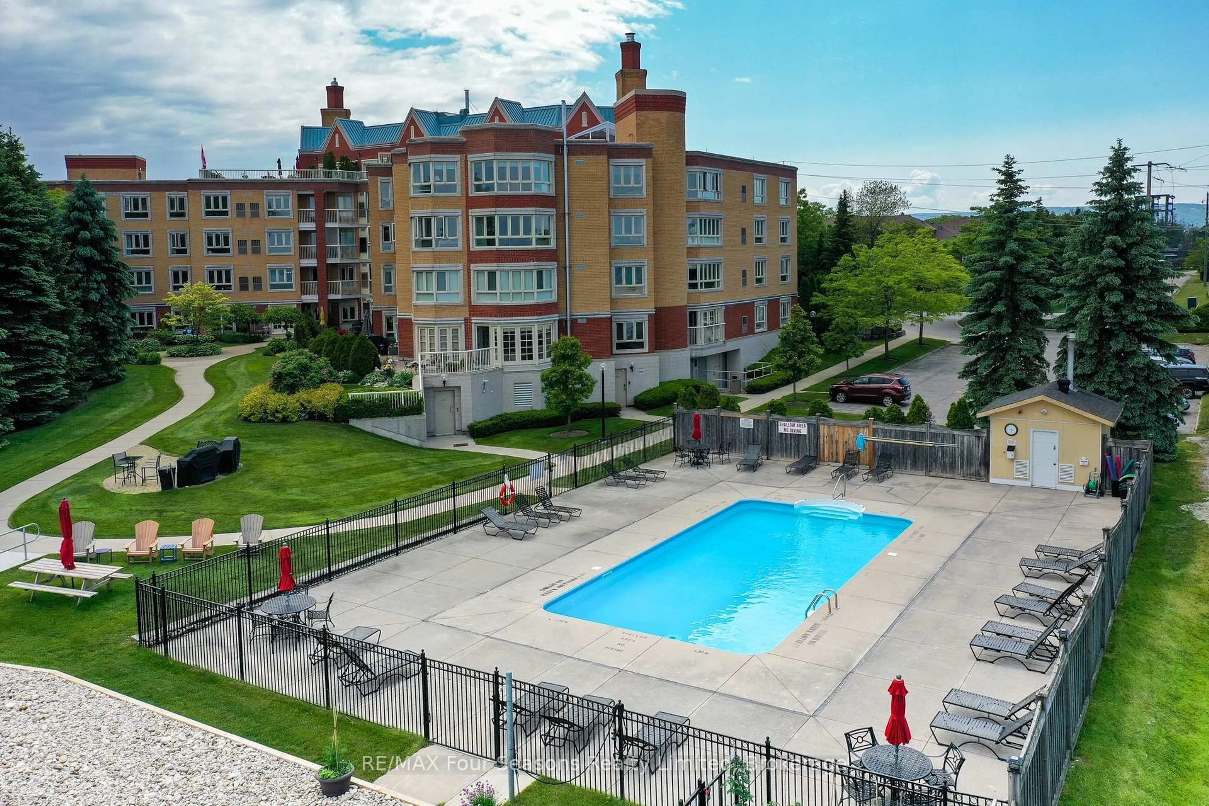 Pool for 16 Raglan St #104, Collingwood Ontario L9Y 4Y2