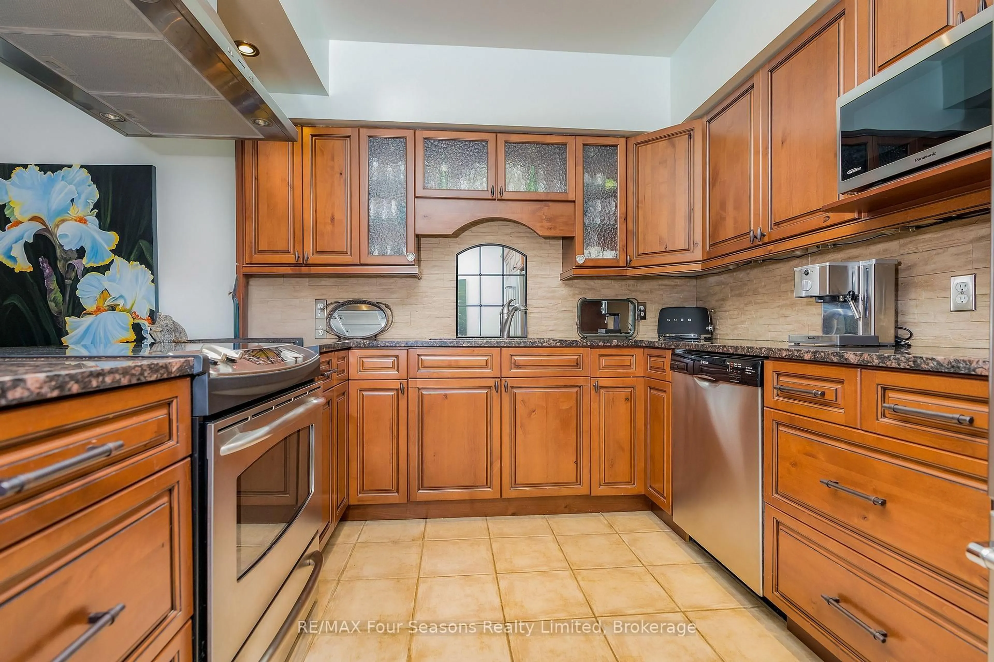 Standard kitchen, ceramic/tile floor for 16 Raglan St #104, Collingwood Ontario L9Y 4Y2