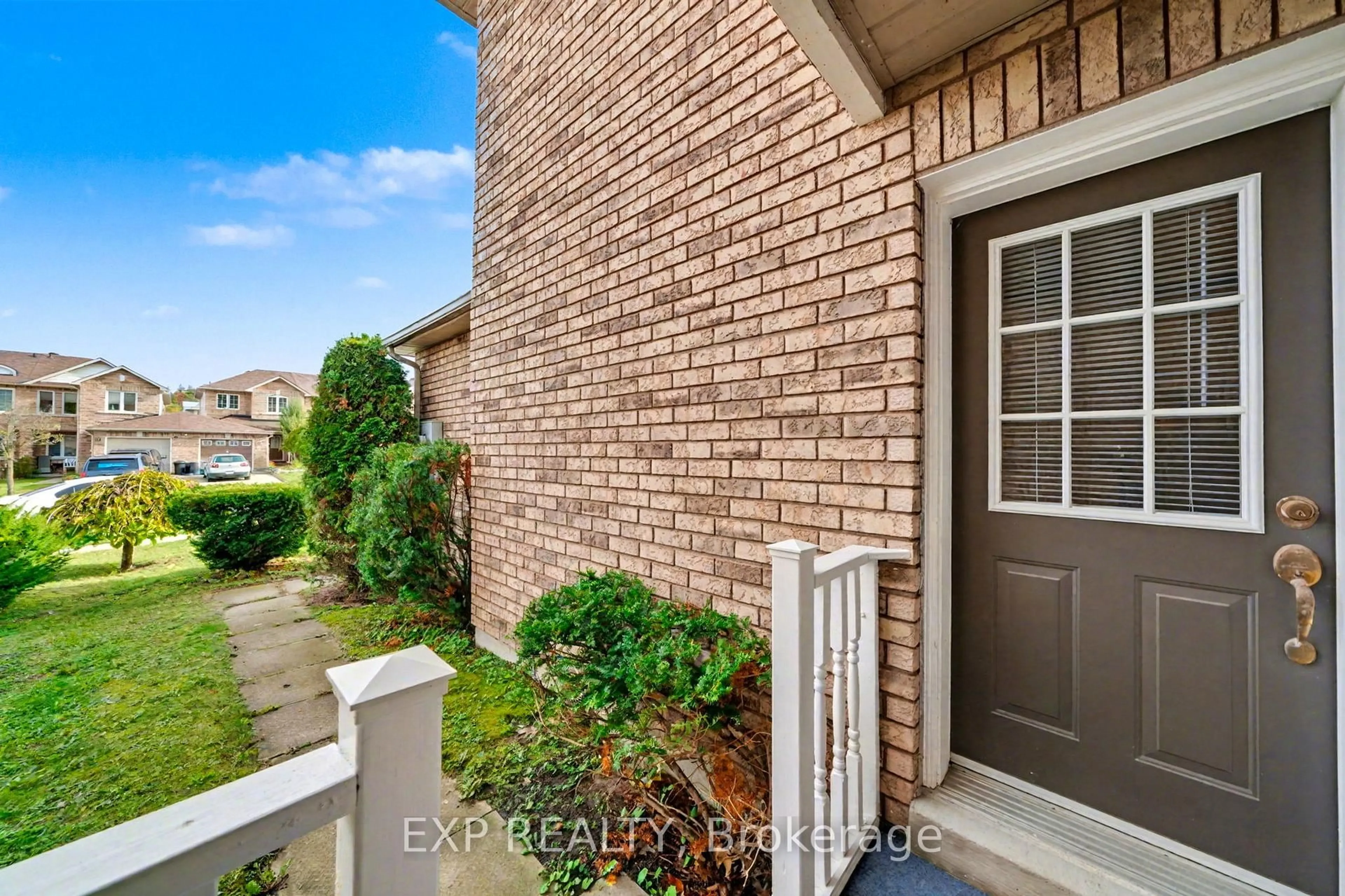 Indoor entryway for 56 Hawthorne Cres, Barrie Ontario L4N 9Y7
