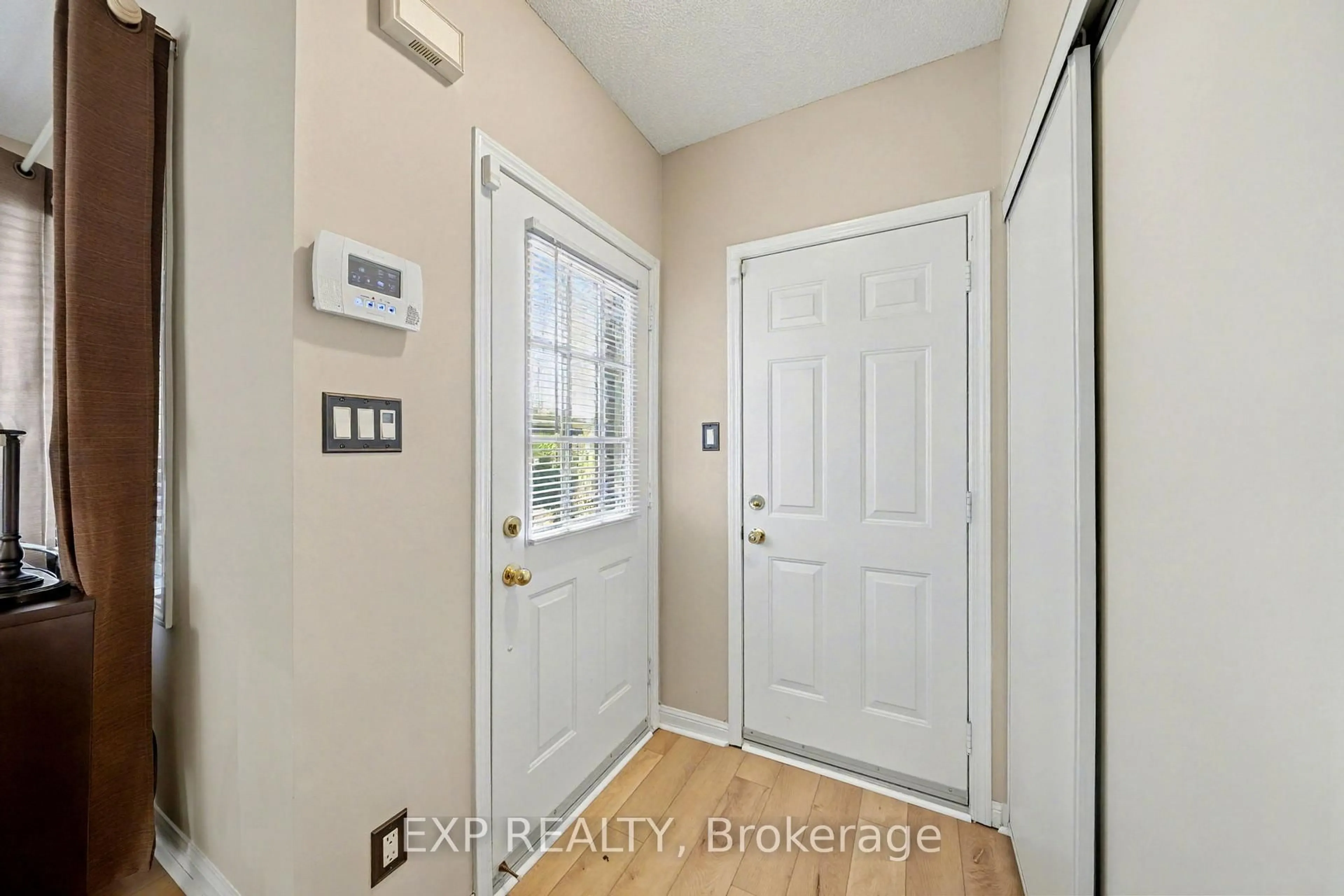 Indoor entryway for 56 Hawthorne Cres, Barrie Ontario L4N 9Y7