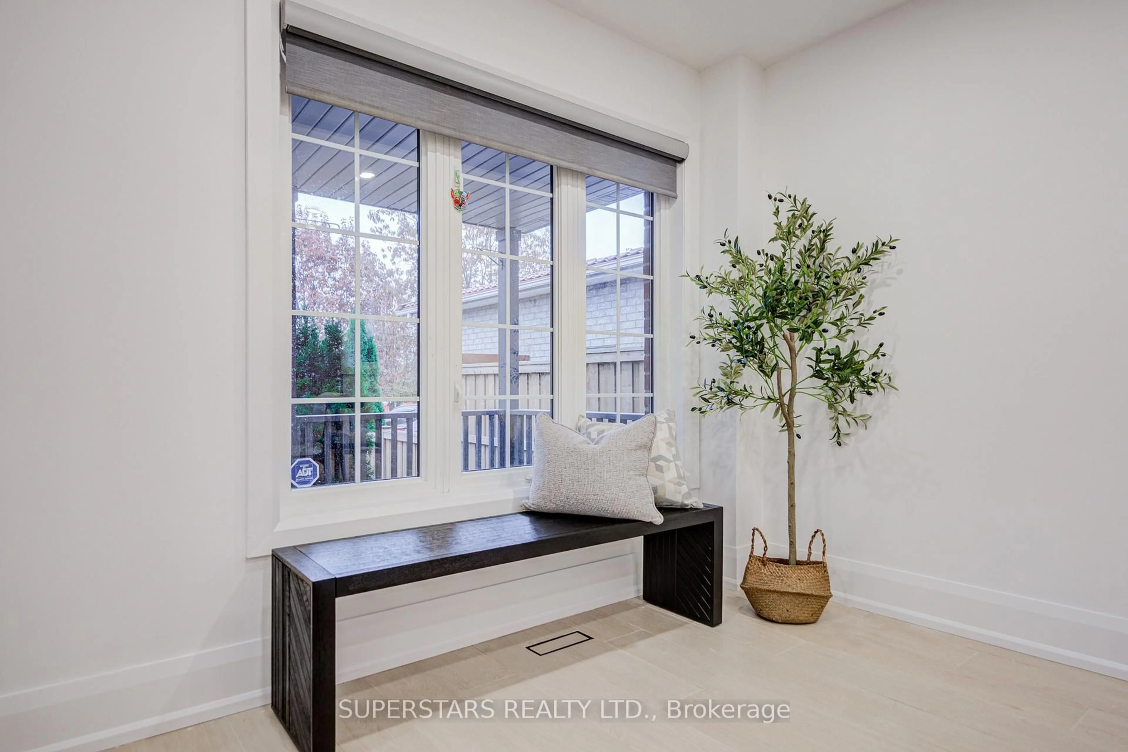 Indoor entryway for 163 Brucker Rd, Barrie Ontario L4N 8R8