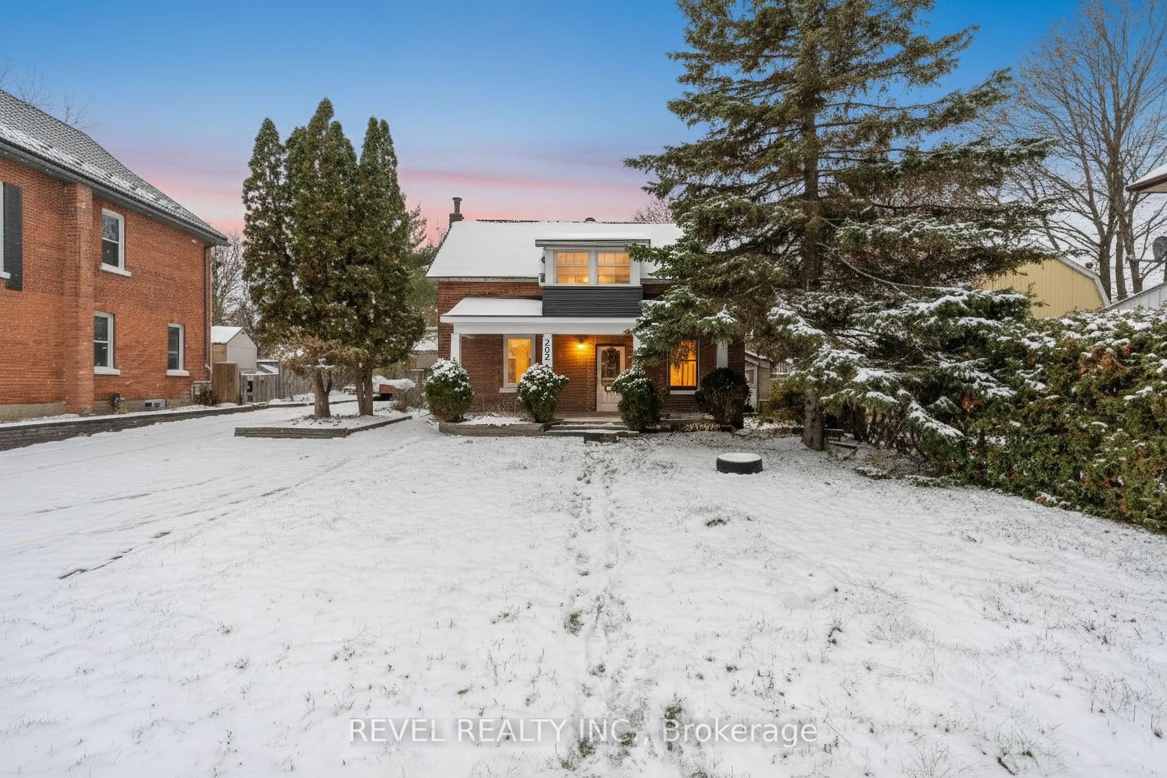 A pic from outside/outdoor area/front of a property/back of a property/a pic from drone, unknown for 202 Bradford St, Barrie Ontario L4N 3B6