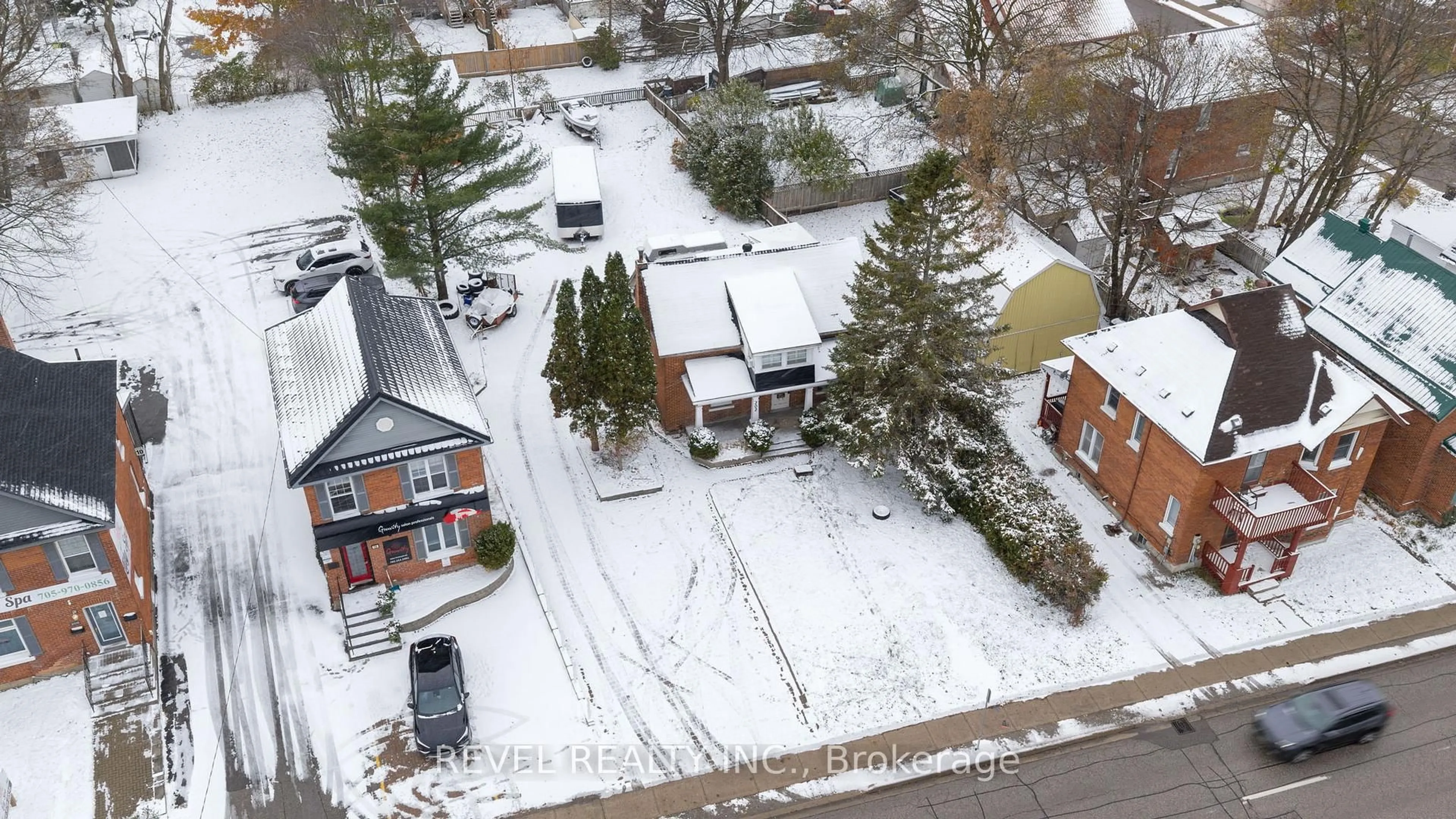 A pic from outside/outdoor area/front of a property/back of a property/a pic from drone, street for 202 Bradford St, Barrie Ontario L4N 3B6