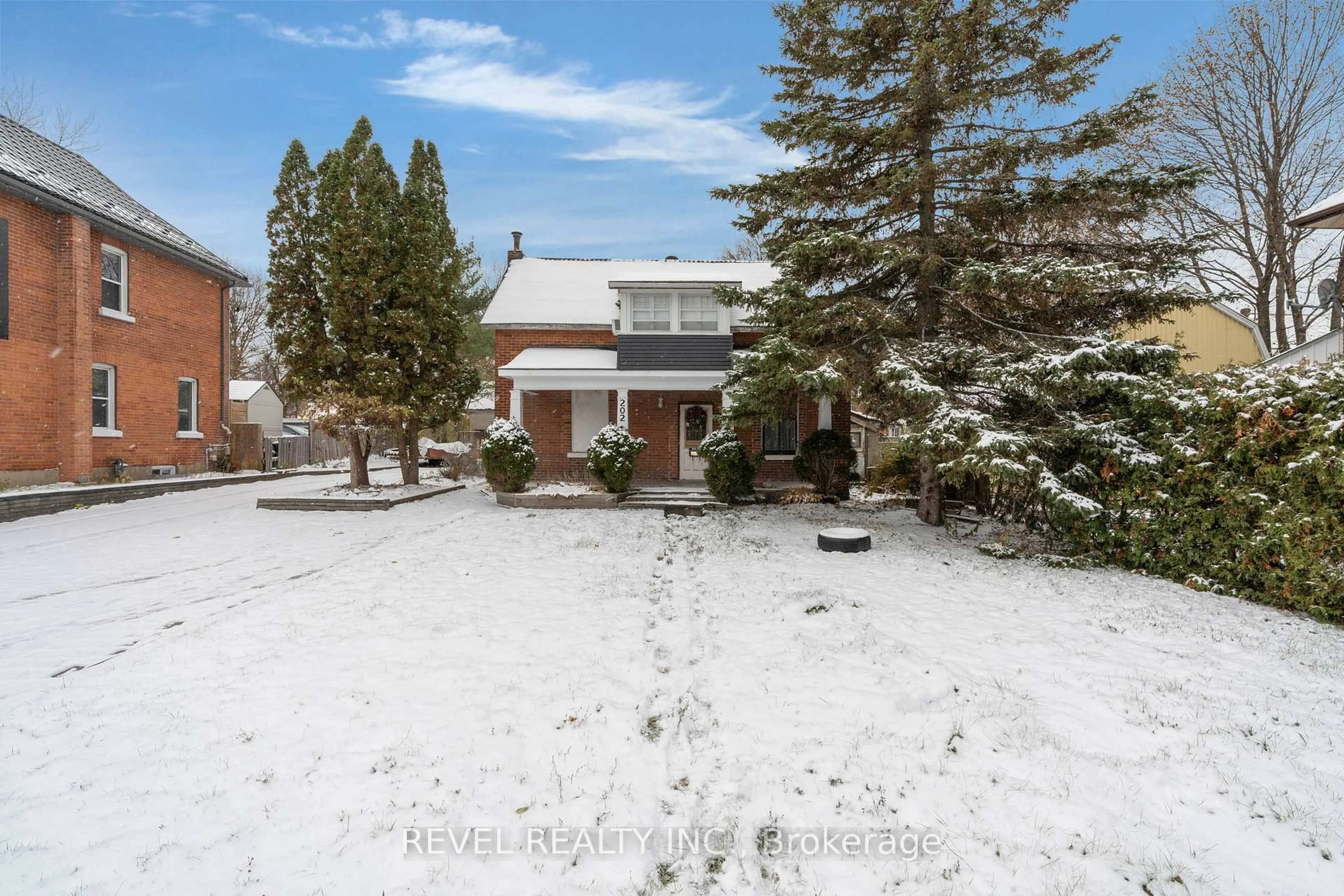 A pic from outside/outdoor area/front of a property/back of a property/a pic from drone, street for 202 Bradford St, Barrie Ontario L4N 3B6