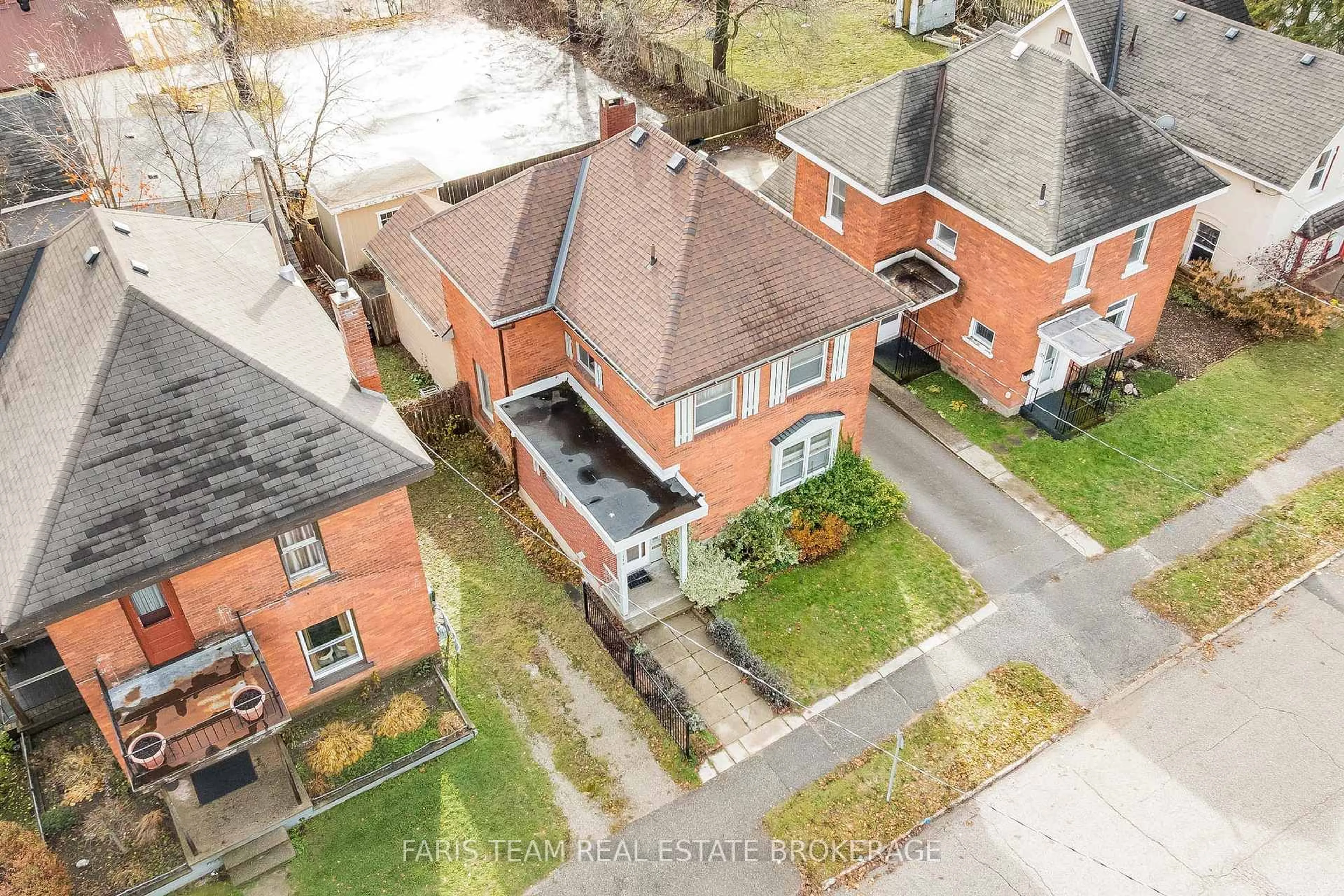 A pic from outside/outdoor area/front of a property/back of a property/a pic from drone, street for 175 Mary St, Orillia Ontario L3V 3E5
