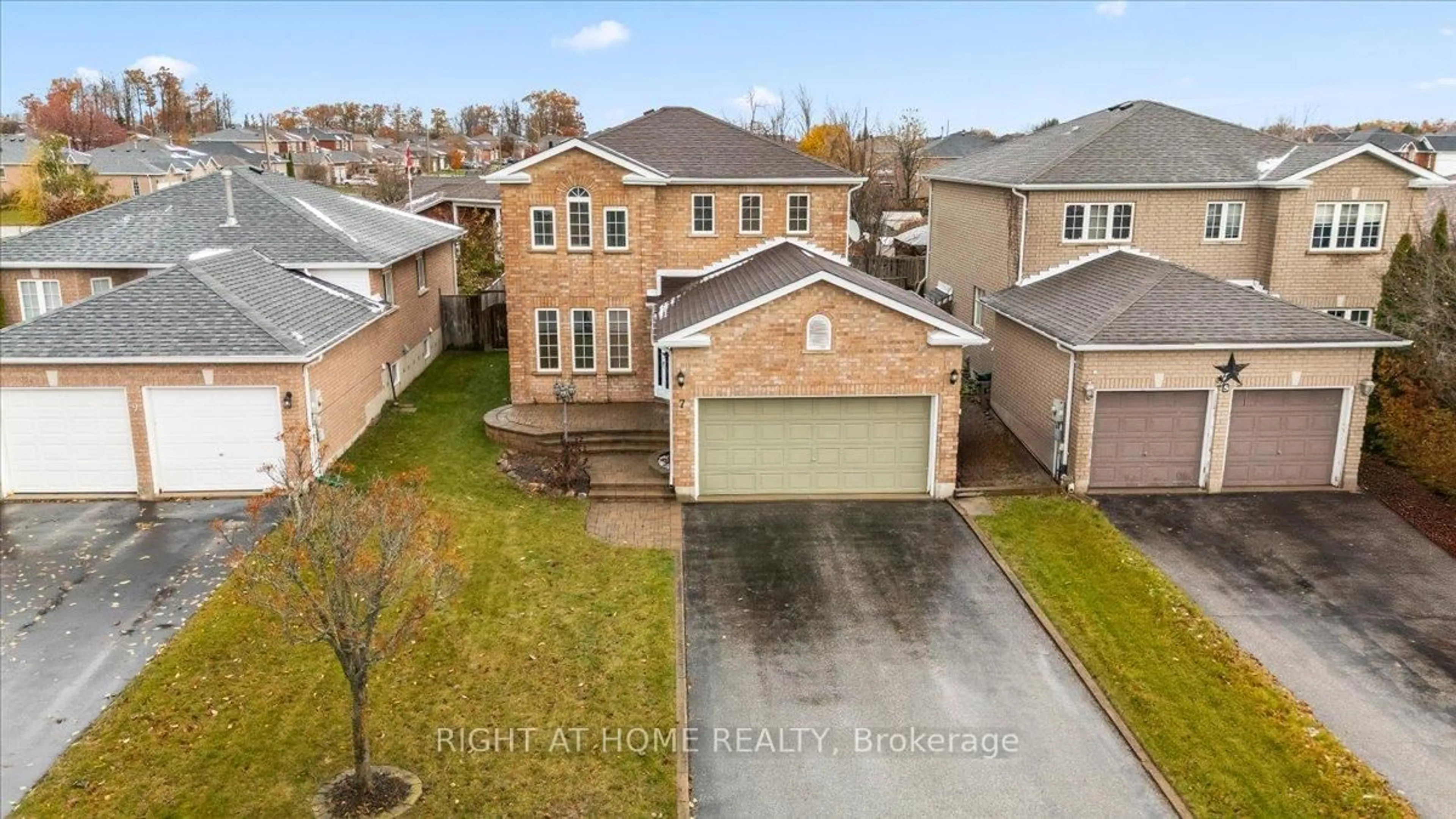 A pic from outside/outdoor area/front of a property/back of a property/a pic from drone, street for 7 Michael Cres, Barrie Ontario L4M 6Y9