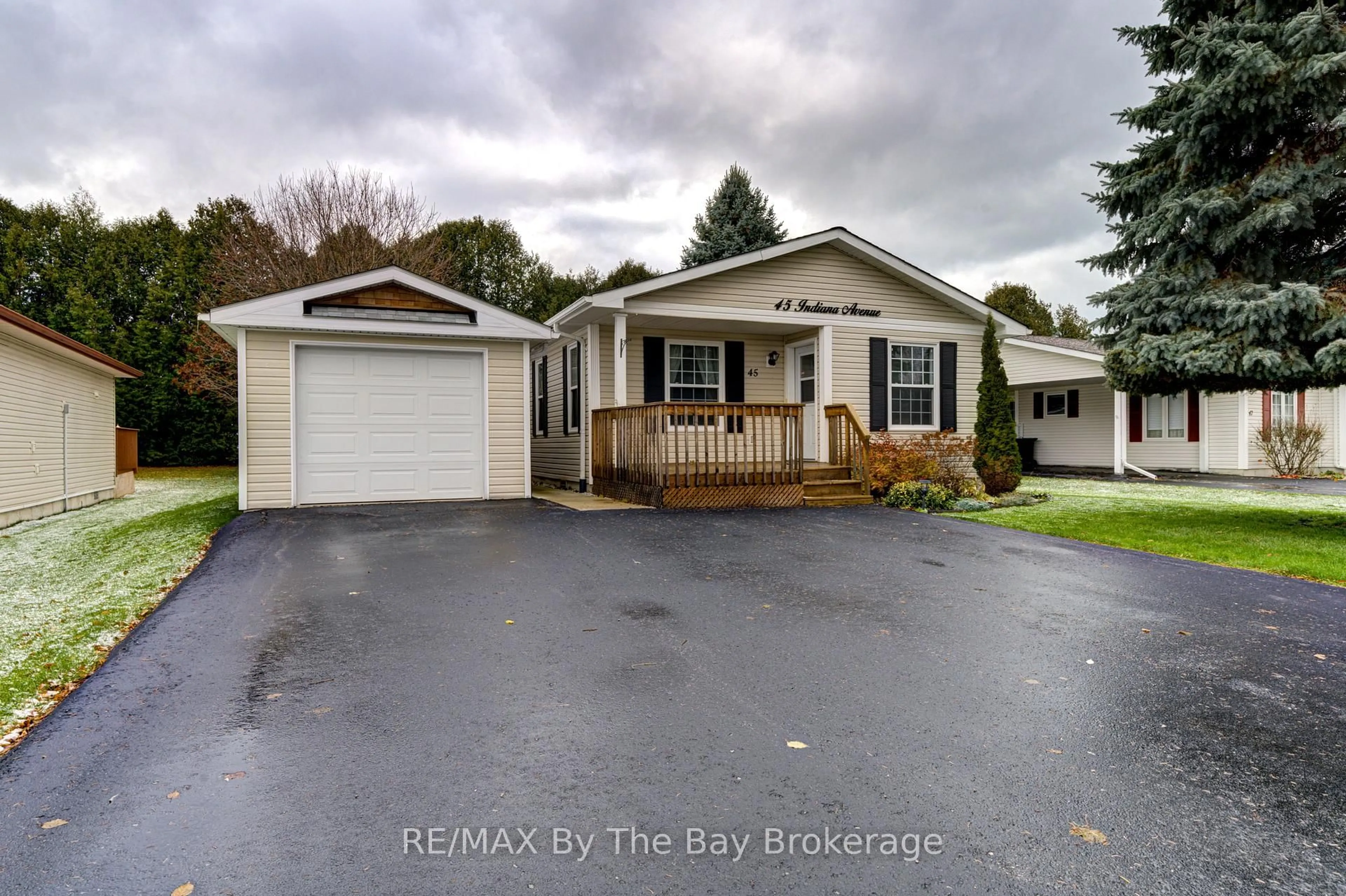 Home with vinyl exterior material, street for 45 INDIANA Ave, Wasaga Beach Ontario L9Z 3A8