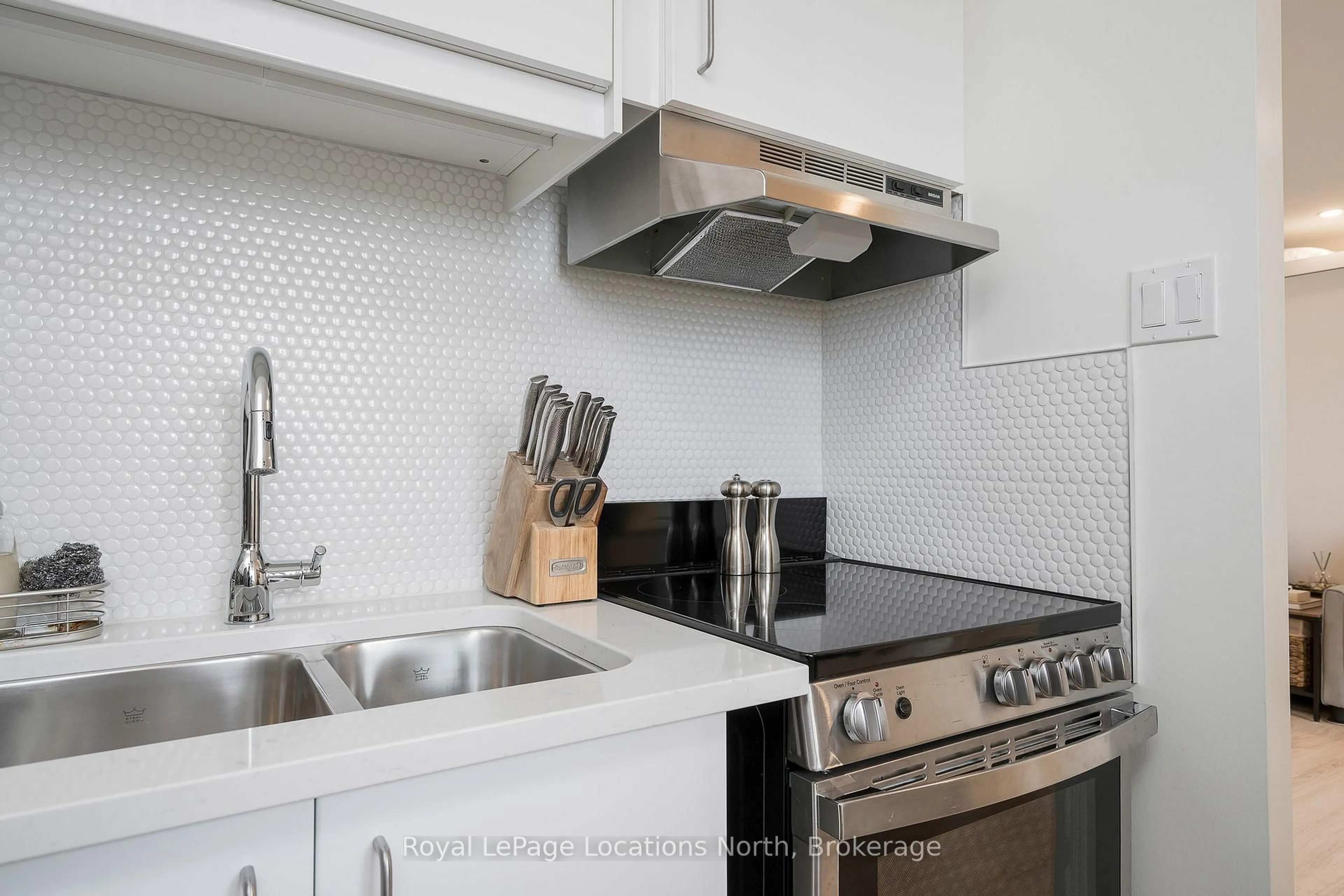 Standard kitchen, ceramic/tile floor for 460 Ontario St #405, Collingwood Ontario L9Y 4E5