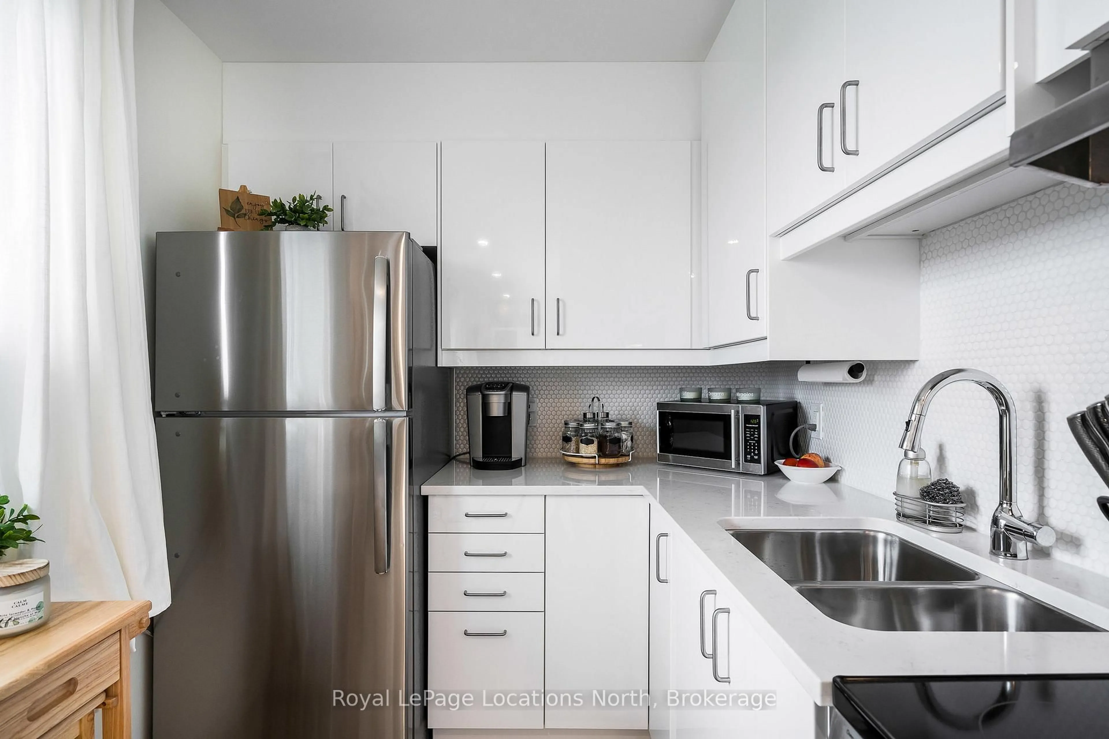 Standard kitchen, ceramic/tile floor for 460 Ontario St #405, Collingwood Ontario L9Y 4E5