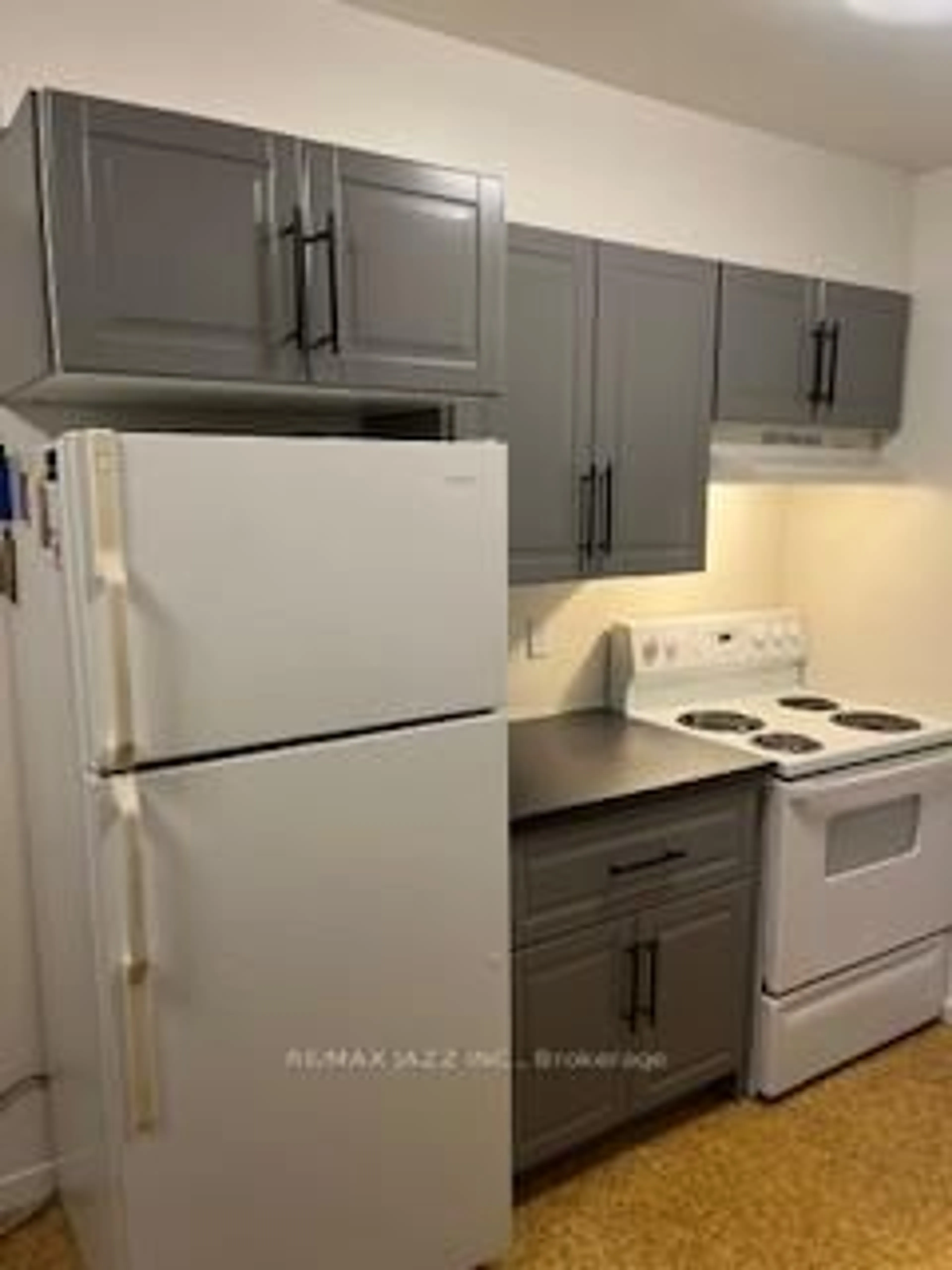 Standard kitchen, unknown for 416 Gill St, Orillia Ontario L3V 4K6