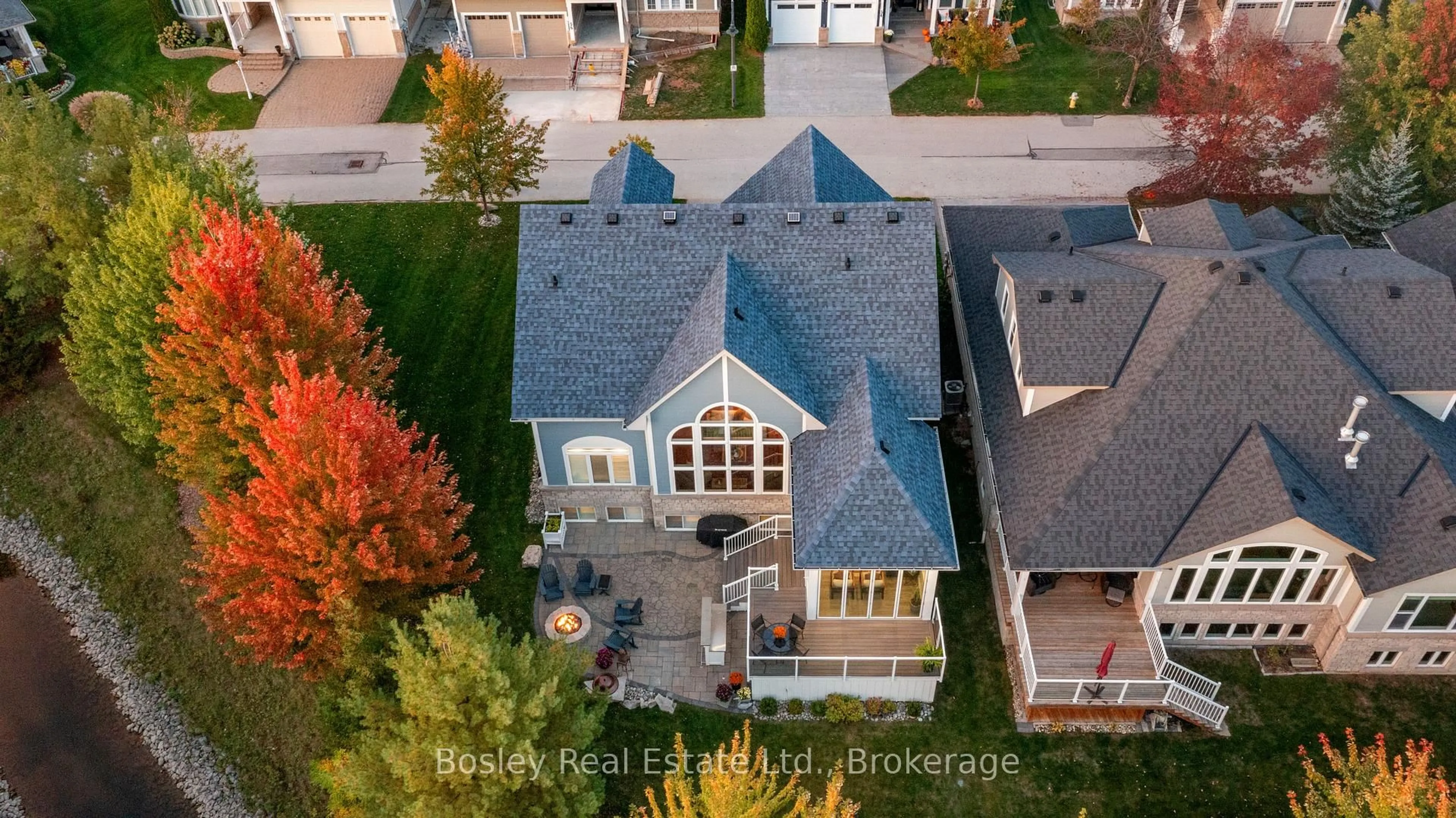 A pic from outside/outdoor area/front of a property/back of a property/a pic from drone, street for 55 WATERFRONT Circ, Collingwood Ontario L9Y 4Z2