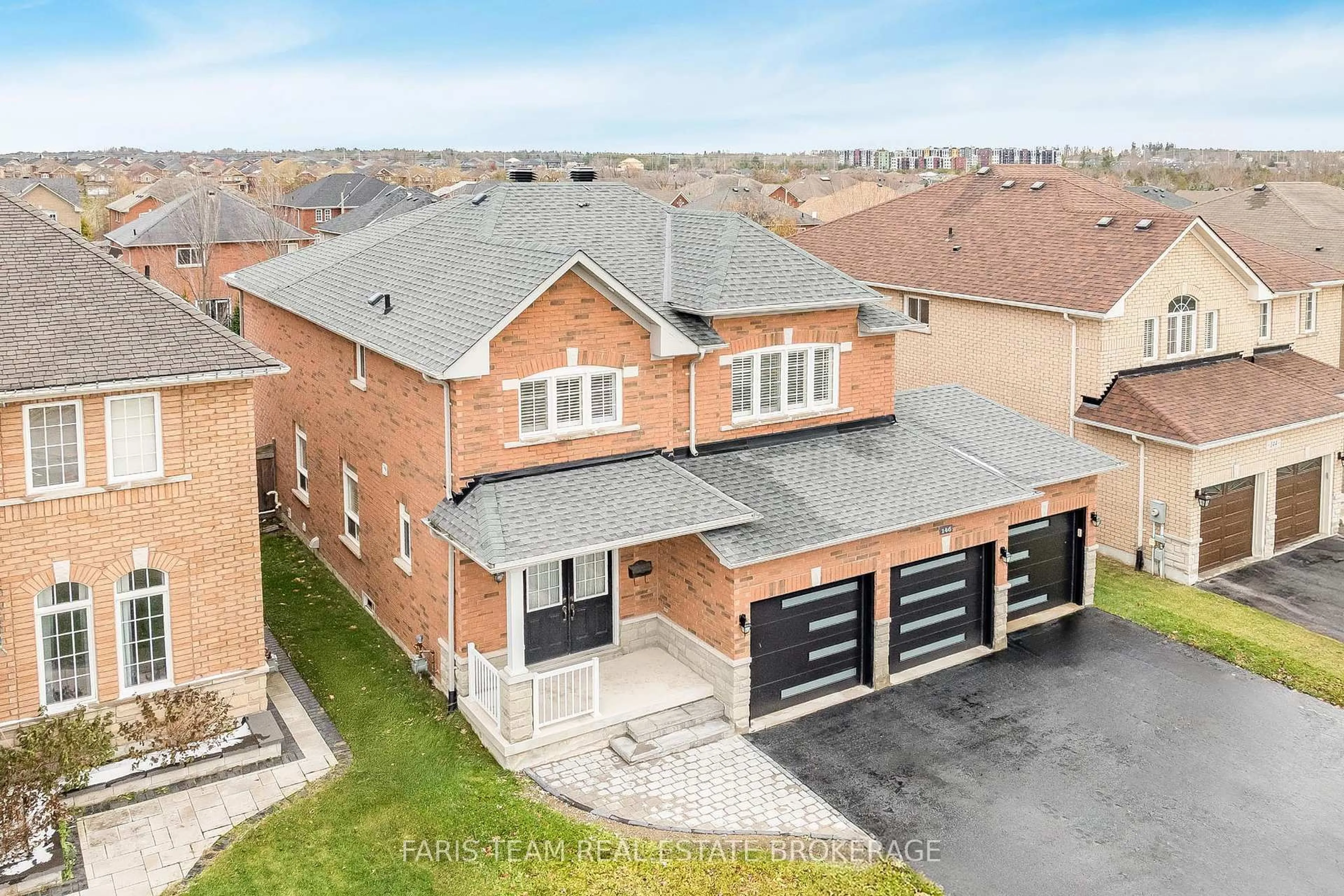 A pic from outside/outdoor area/front of a property/back of a property/a pic from drone, street for 146 Sandringham Dr, Barrie Ontario L4M 0C9