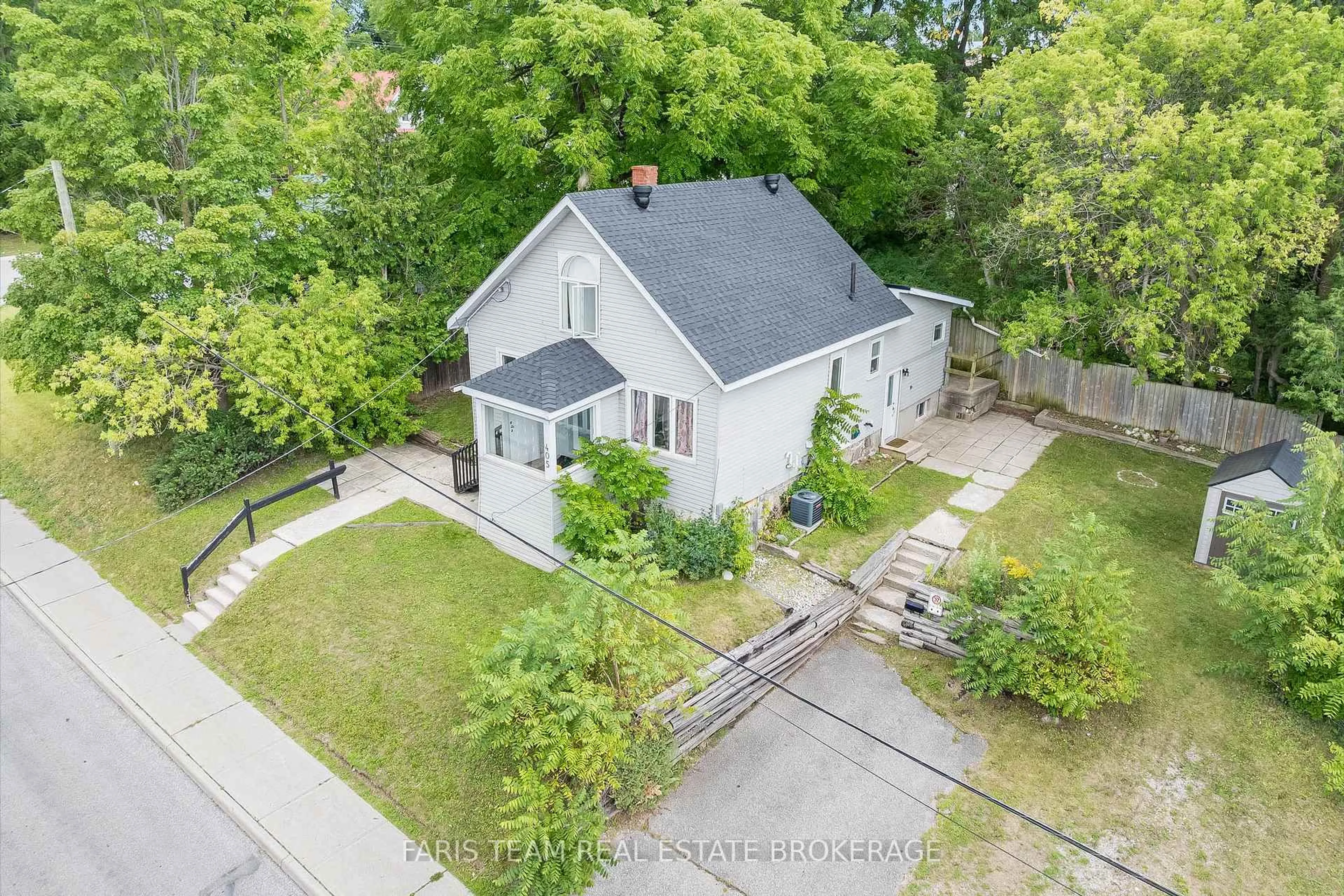 A pic from outside/outdoor area/front of a property/back of a property/a pic from drone, street for 405 Bay St, Midland Ontario L4R 1K7