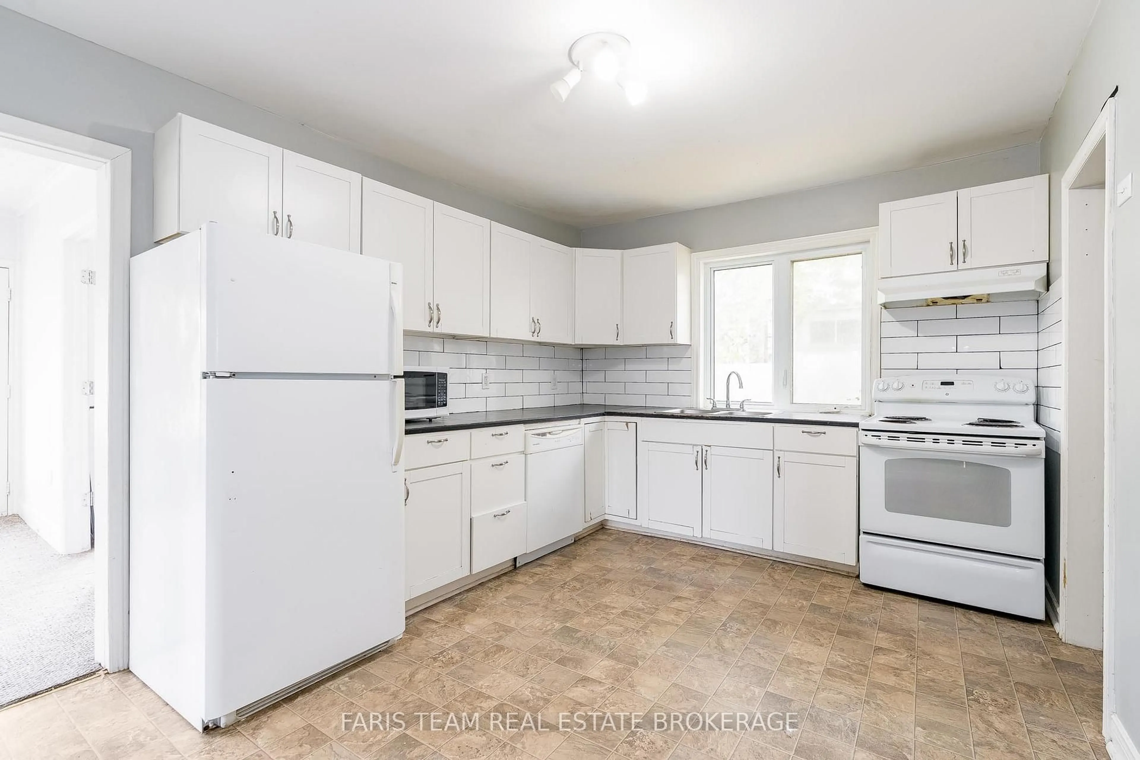 Standard kitchen, unknown for 405 Bay St, Midland Ontario L4R 1K7