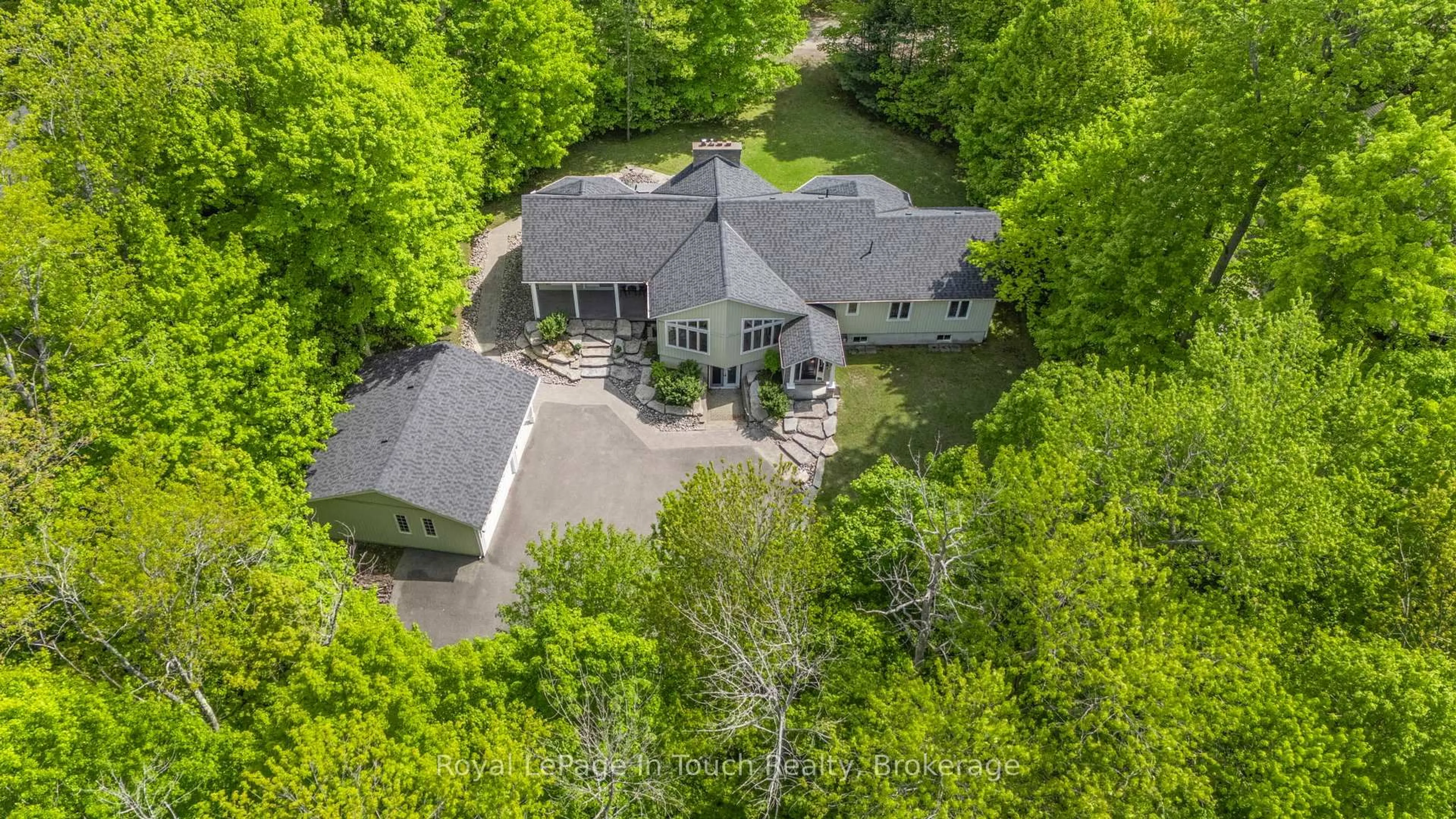 A pic from outside/outdoor area/front of a property/back of a property/a pic from drone, street for 726 Pennorth Dr, Tiny Ontario L0L 2J0