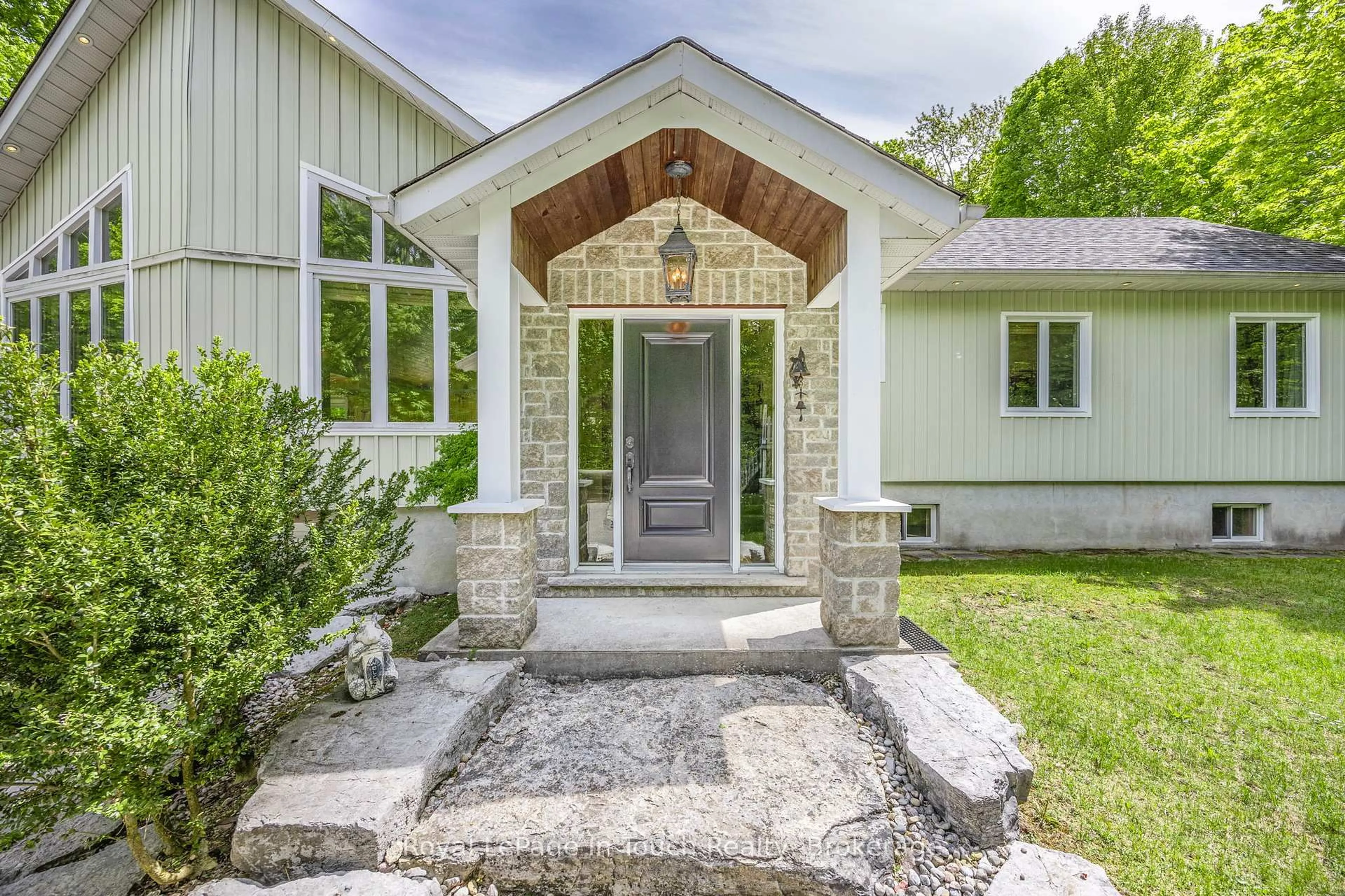 Indoor entryway for 726 Pennorth Dr, Tiny Ontario L0L 2J0