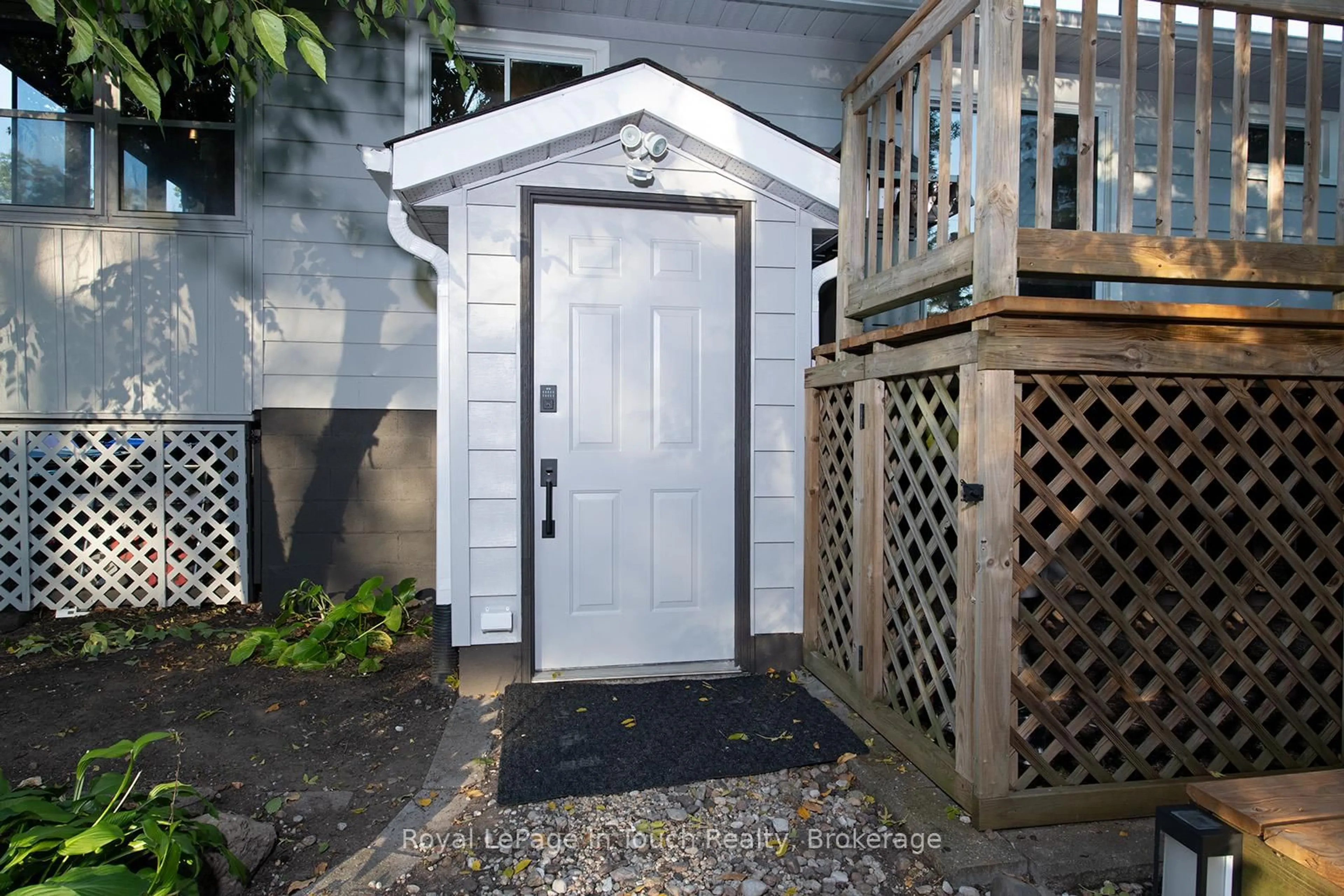 Indoor entryway for 8 Cyril Martin Pl, Severn Ontario L0K 1E0