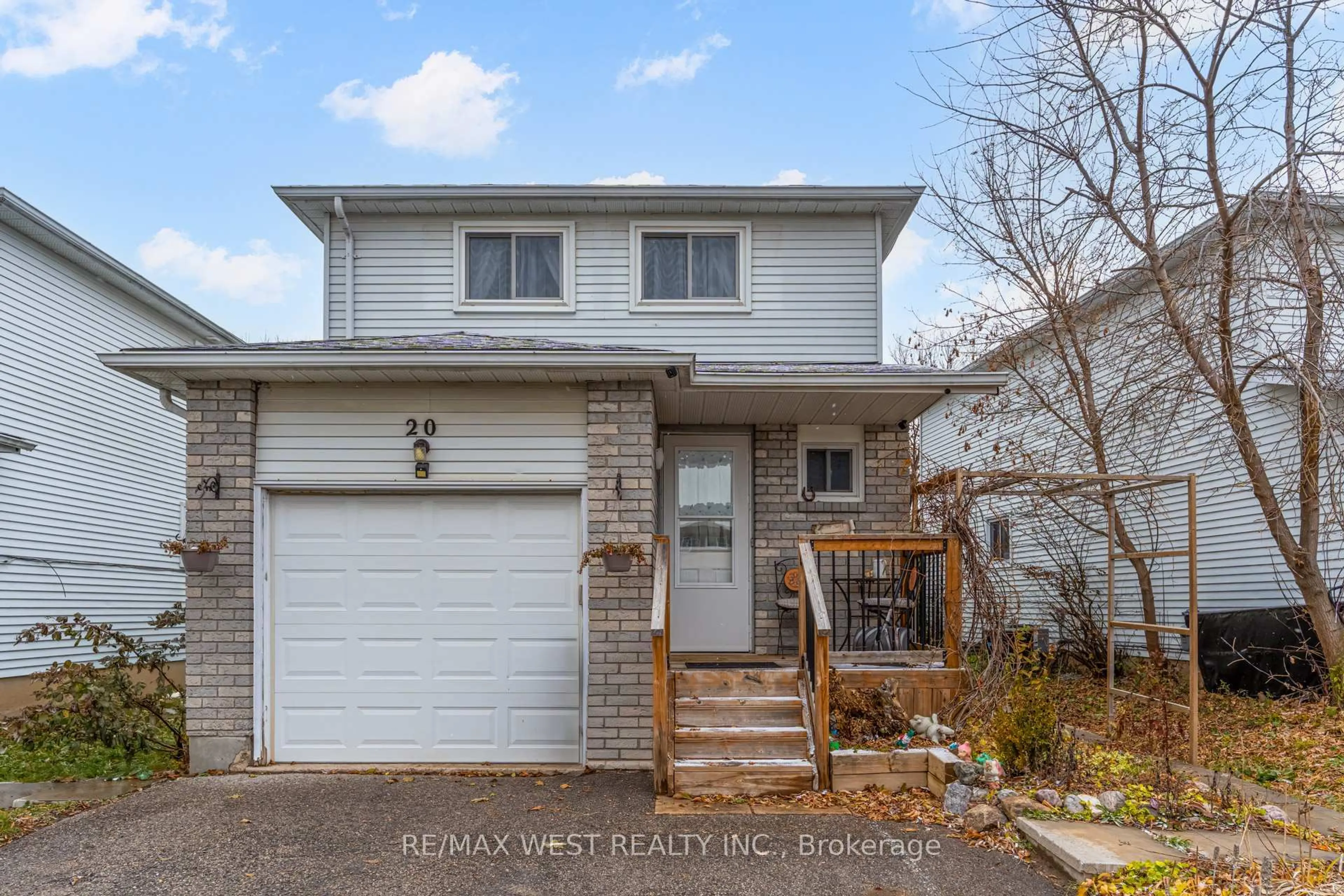 Home with vinyl exterior material, street for 20 Corbett Dr, Barrie Ontario L4M 5T2