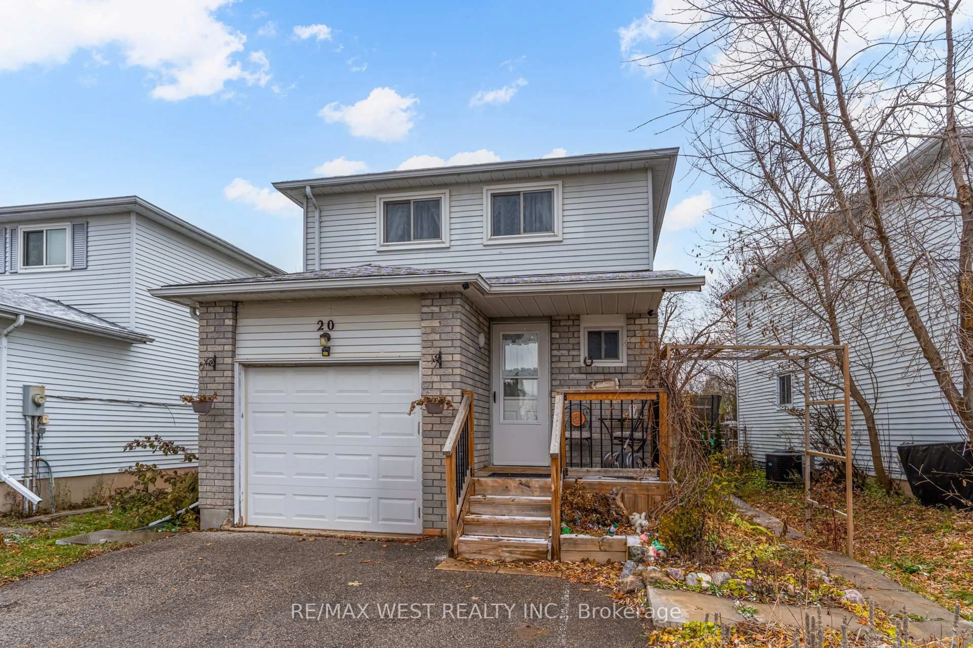 Home with vinyl exterior material, street for 20 Corbett Dr, Barrie Ontario L4M 5T2