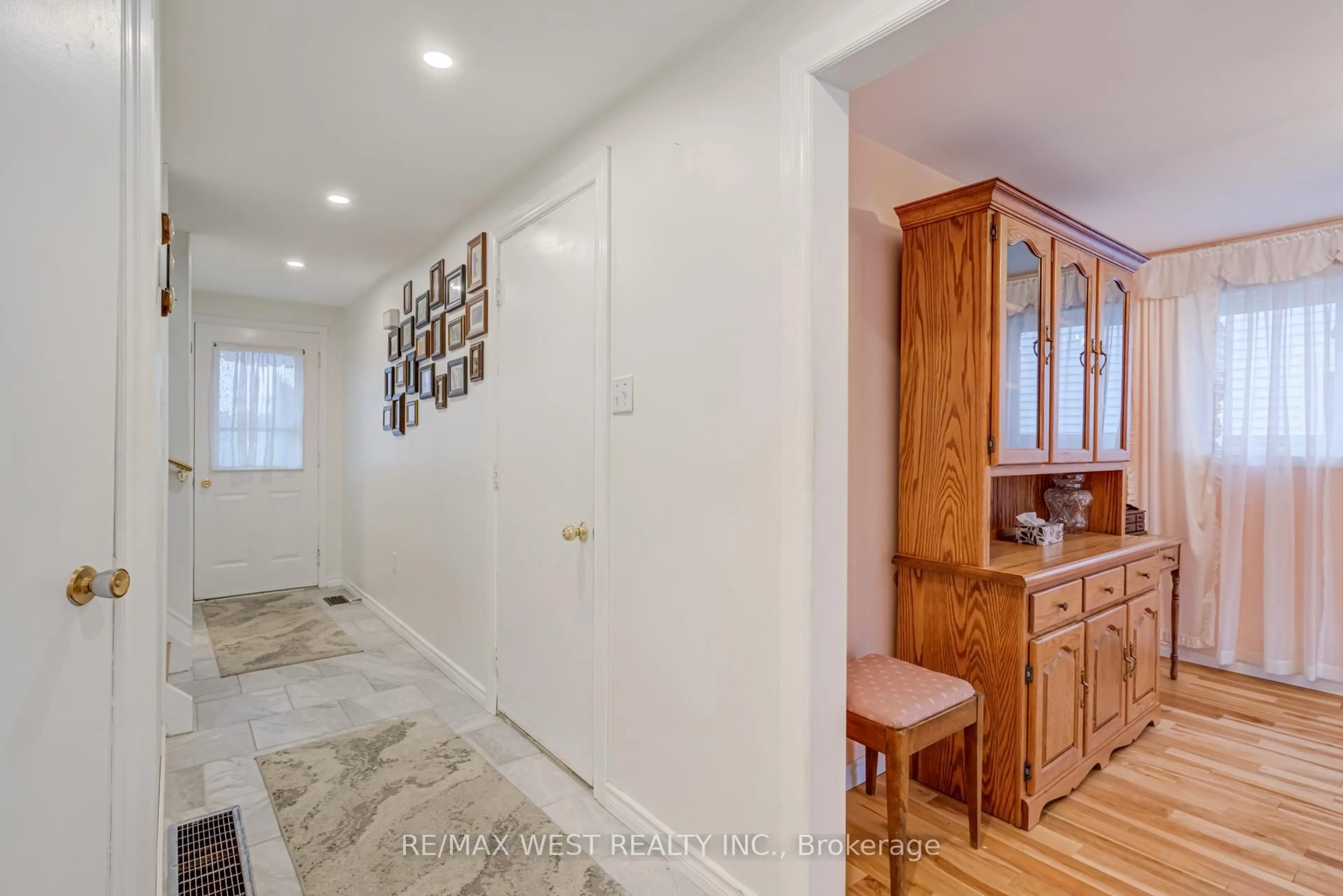 Indoor entryway for 20 Corbett Dr, Barrie Ontario L4M 5T2