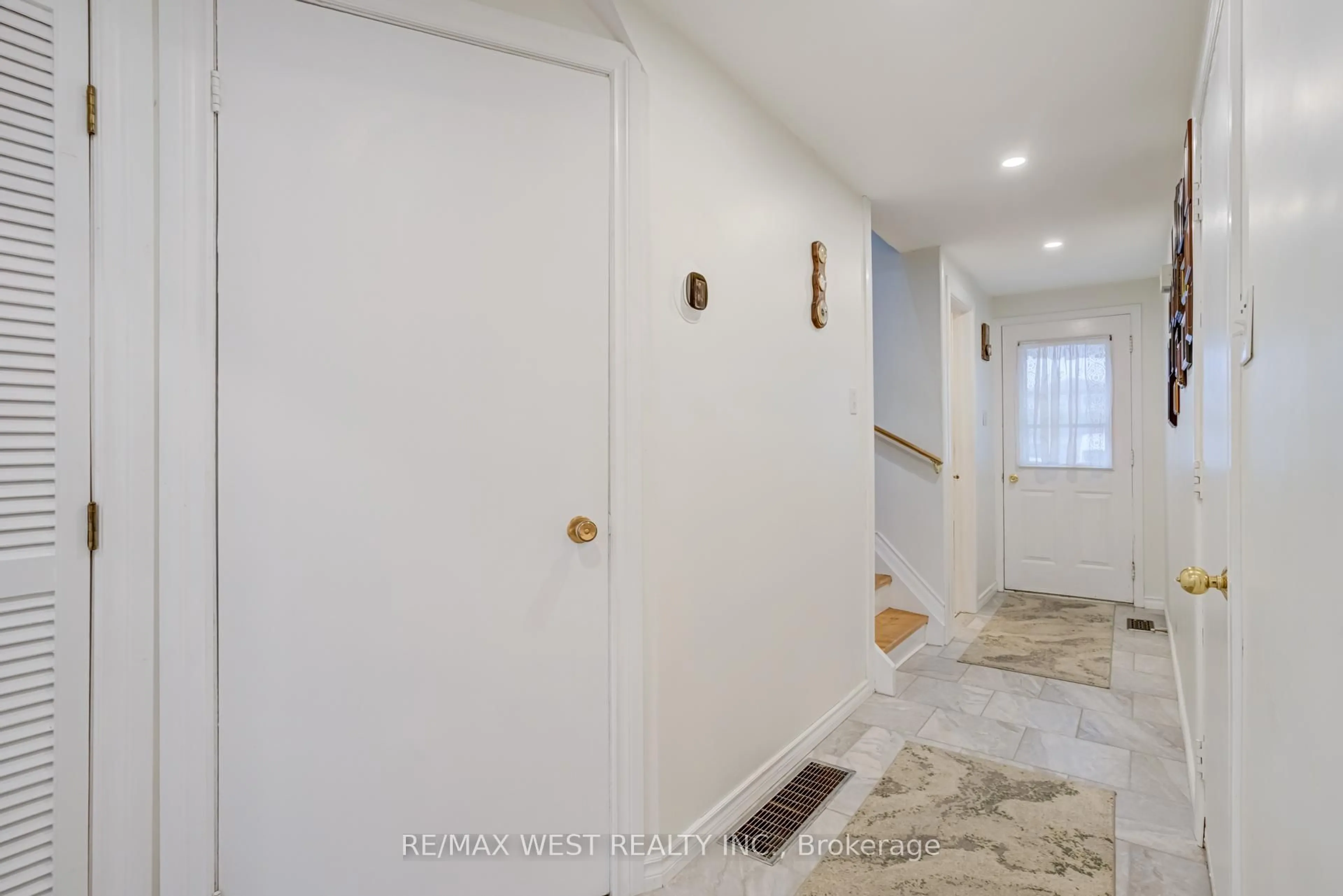 Indoor entryway for 20 Corbett Dr, Barrie Ontario L4M 5T2